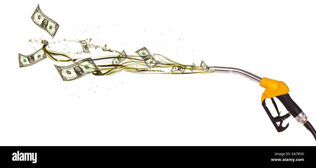 Concetto di banconote di dollari e schizzi di benzina fuori della pistola, isolati su sfondo bianco Foto Stock