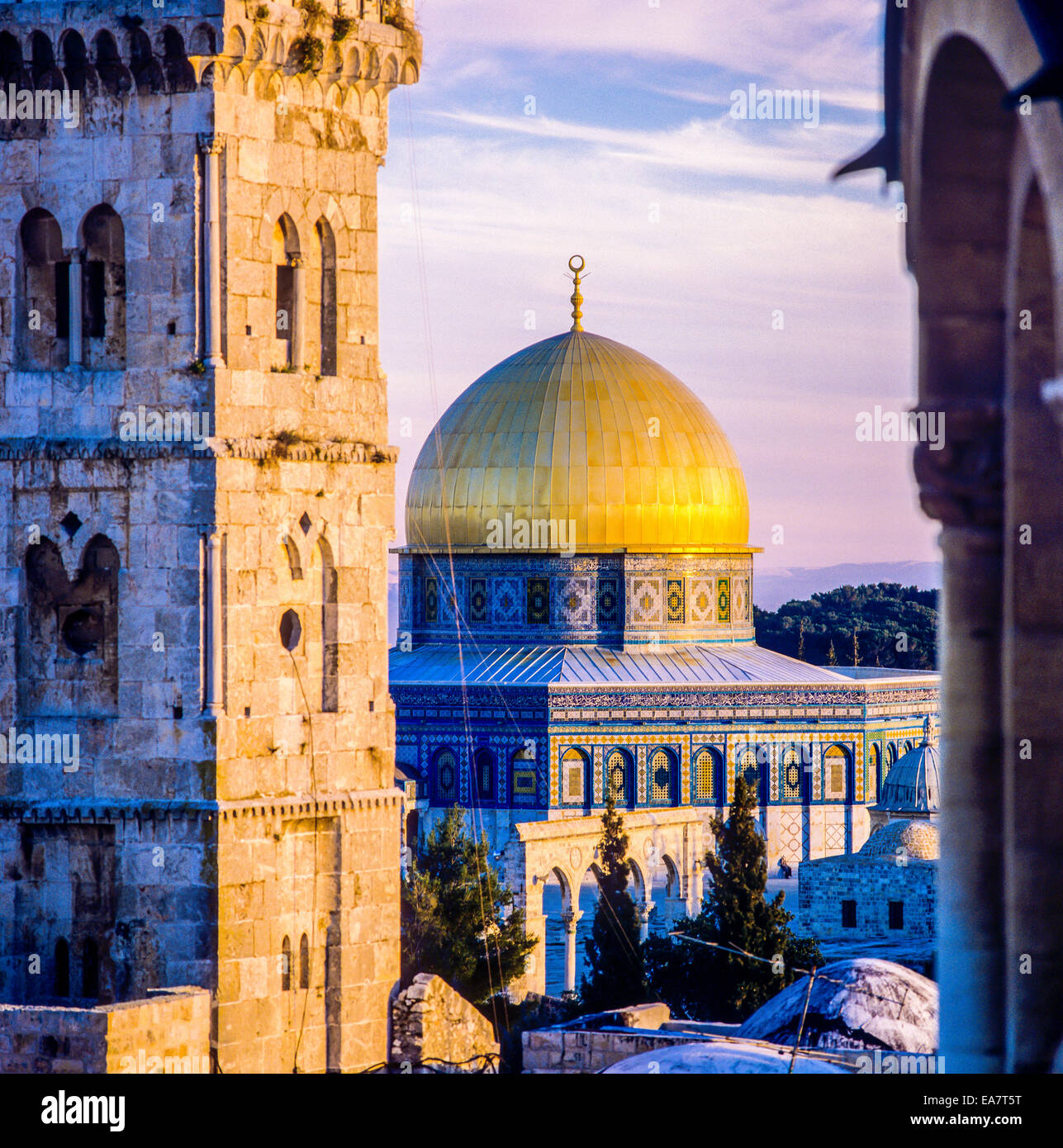 Bab Al-Ghawanima minareto e Cupola della roccia al tramonto Gerusalemme Israele Foto Stock