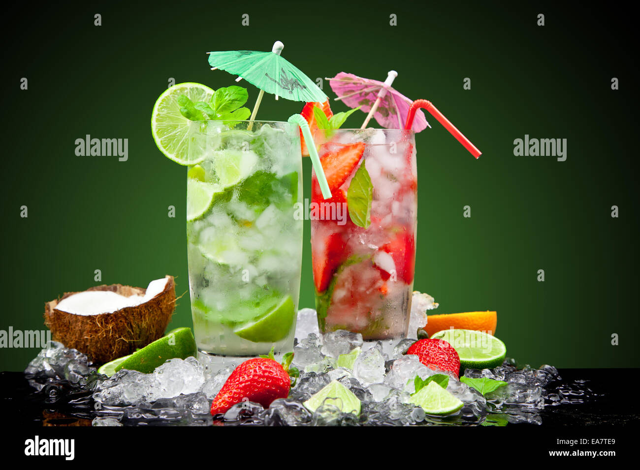 Cocktail di frutta con sfondo scuro Foto Stock
