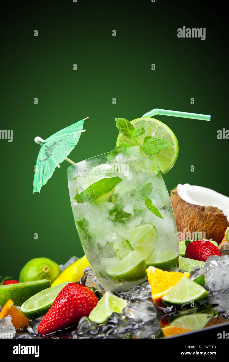 Cocktail di frutta con sfondo scuro Foto Stock