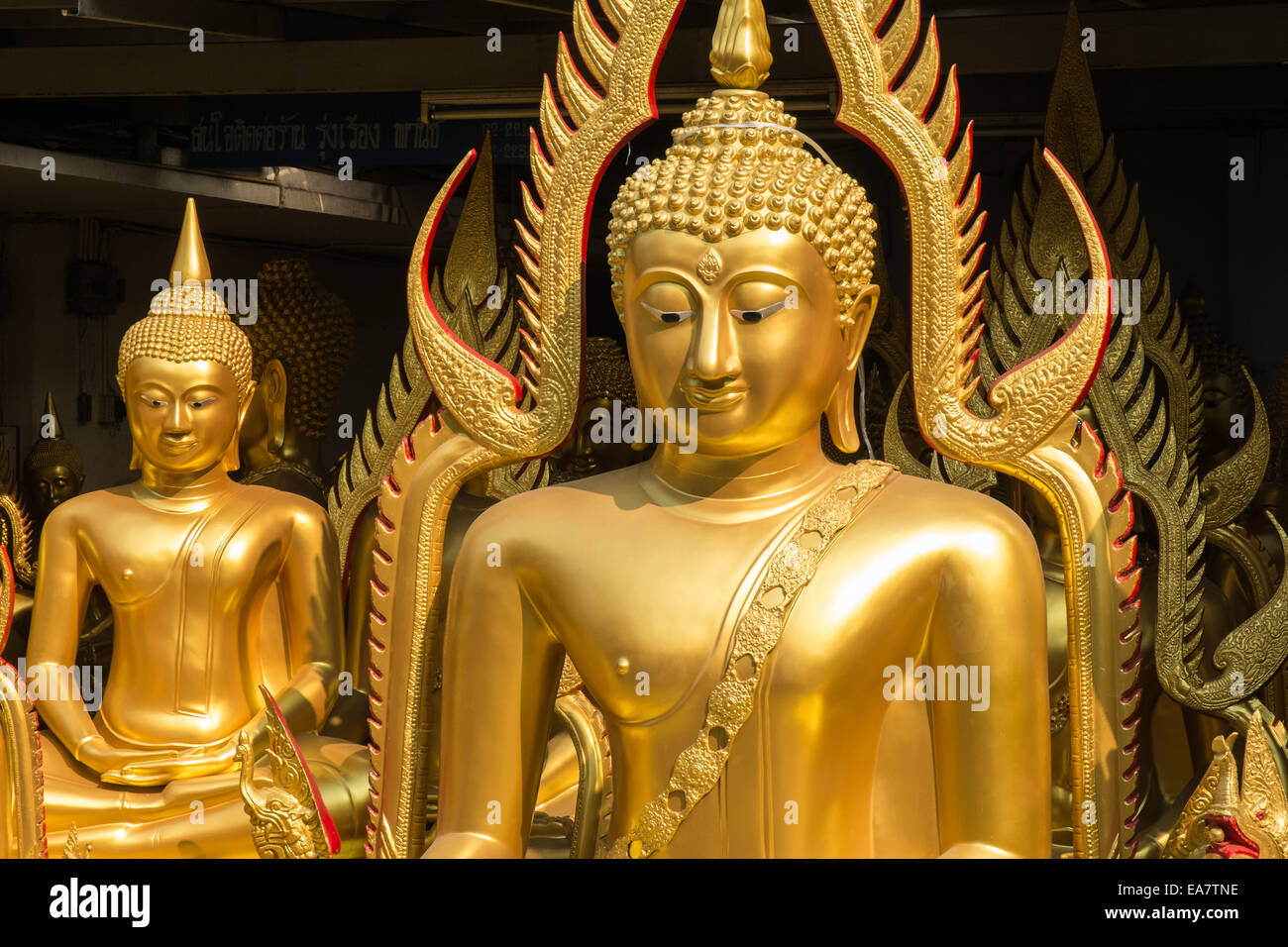 Buddha in fabbrica showroom in area di Chinatown di Bangkok, Tailandia Foto Stock