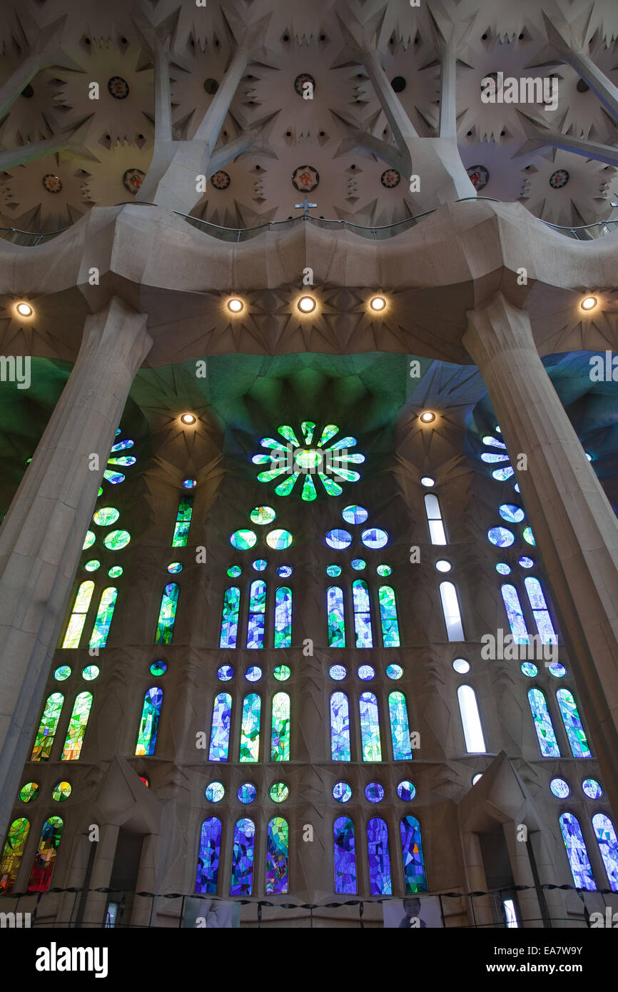 Le finestre di vetro macchiate in la Sagrada Familia a Barcellona, in Catalogna, Spagna. Foto Stock