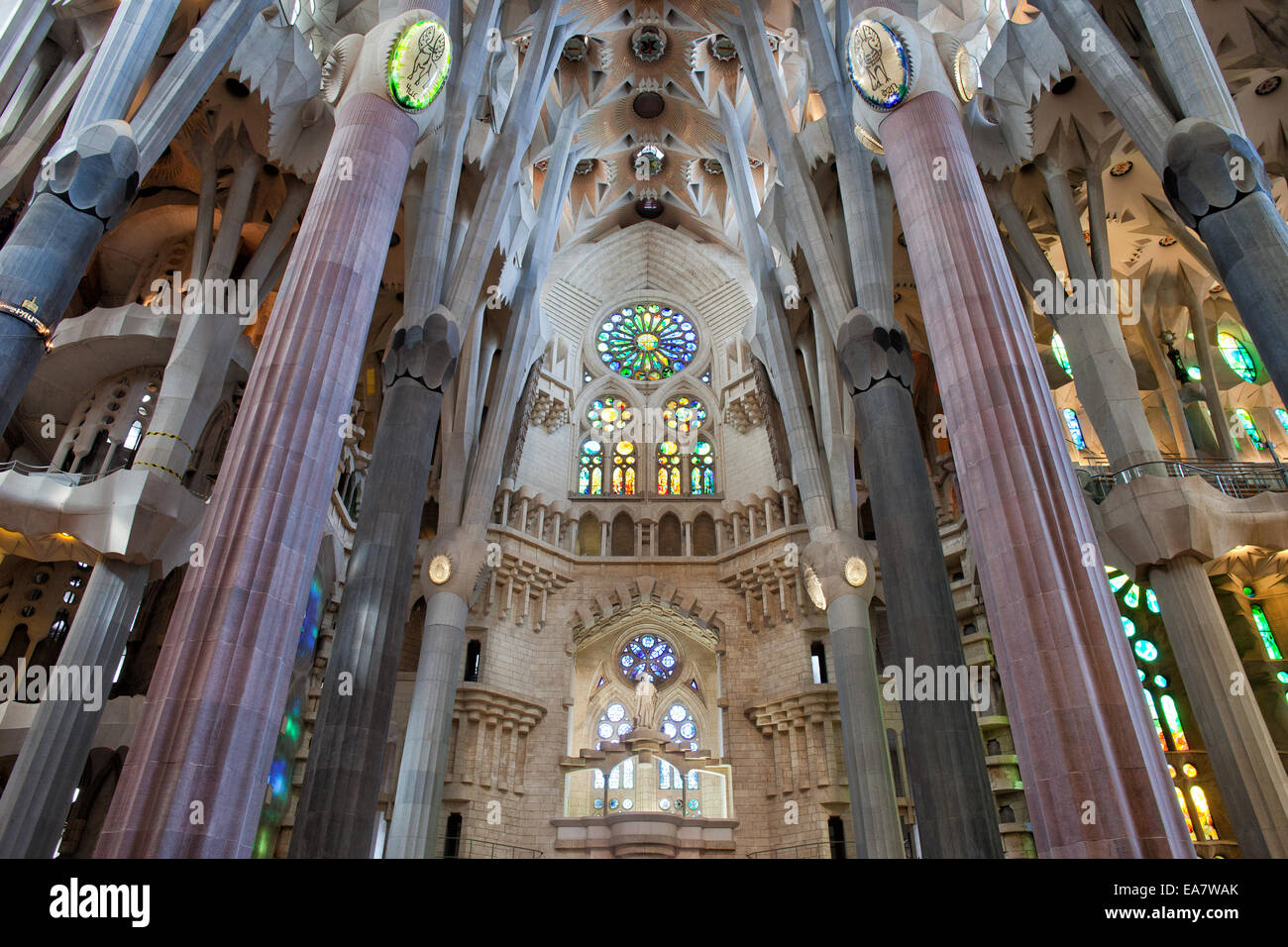 La Sagrada Familia basilica interno a Barcellona, in Catalogna, Spagna. Foto Stock