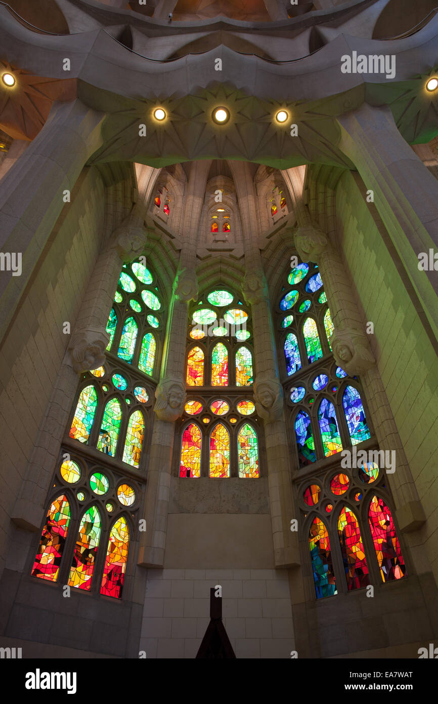 Le finestre di vetro macchiate in la Sagrada Familia a Barcellona, in Catalogna, Spagna. Foto Stock