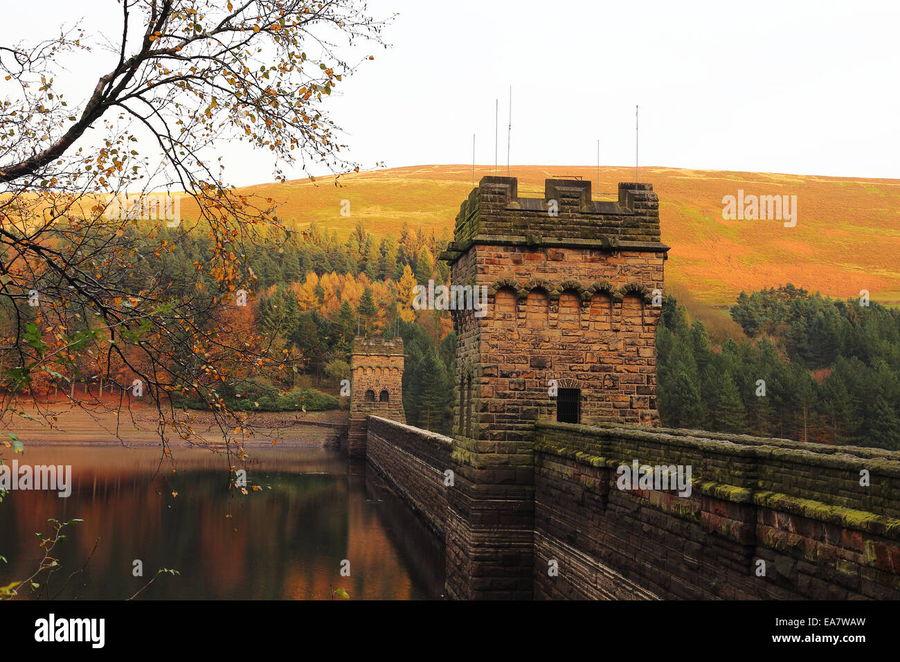 Oriente e Occidente torri del serbatoio Derwent Dam, Peak District, Derbyshire, Inghilterra Foto Stock