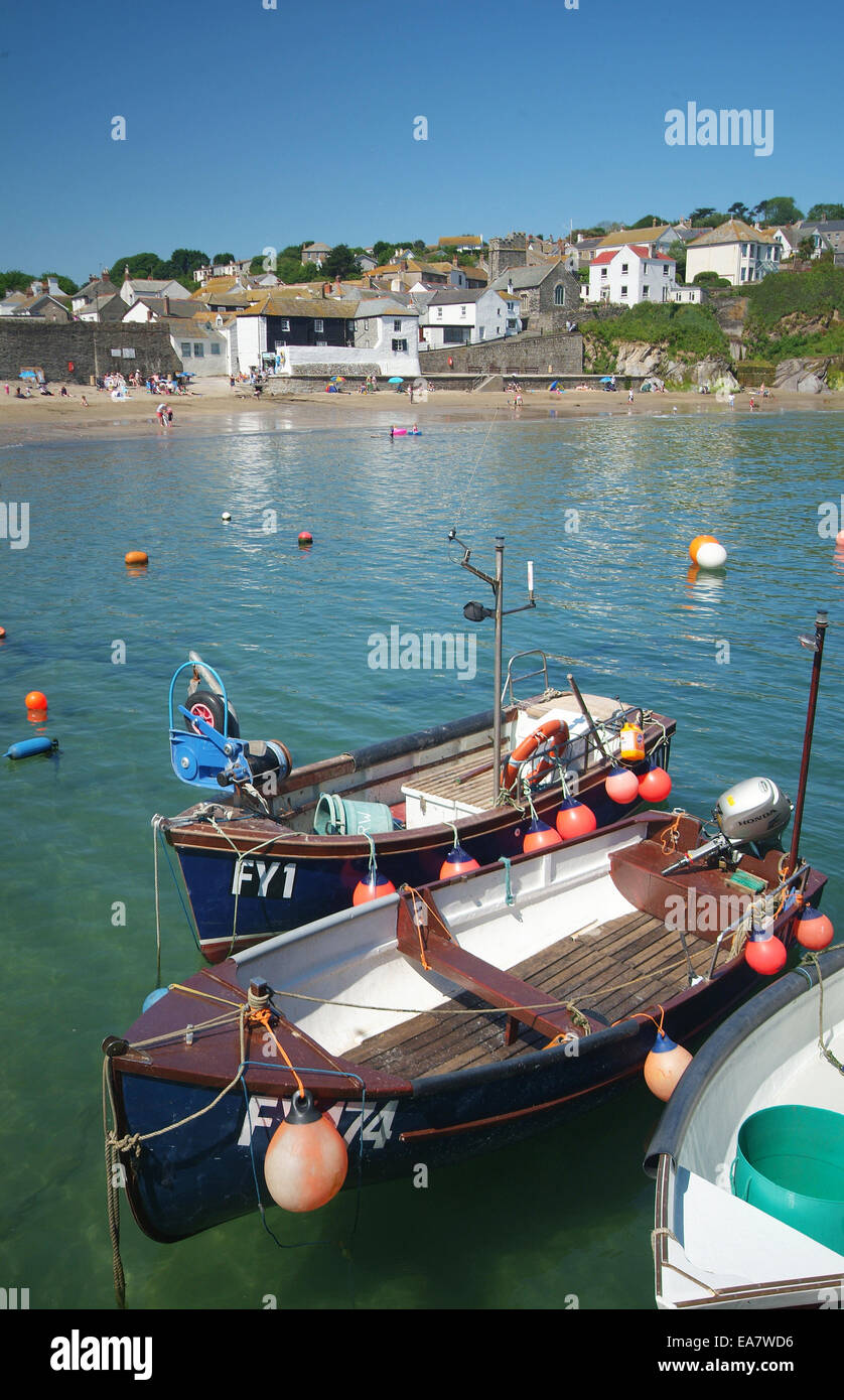 Piccole barche da pesca ormeggiata lungo la banchina gorran haven porto di alta marea su un estati soleggiate mattina Restormel metà del mais Foto Stock