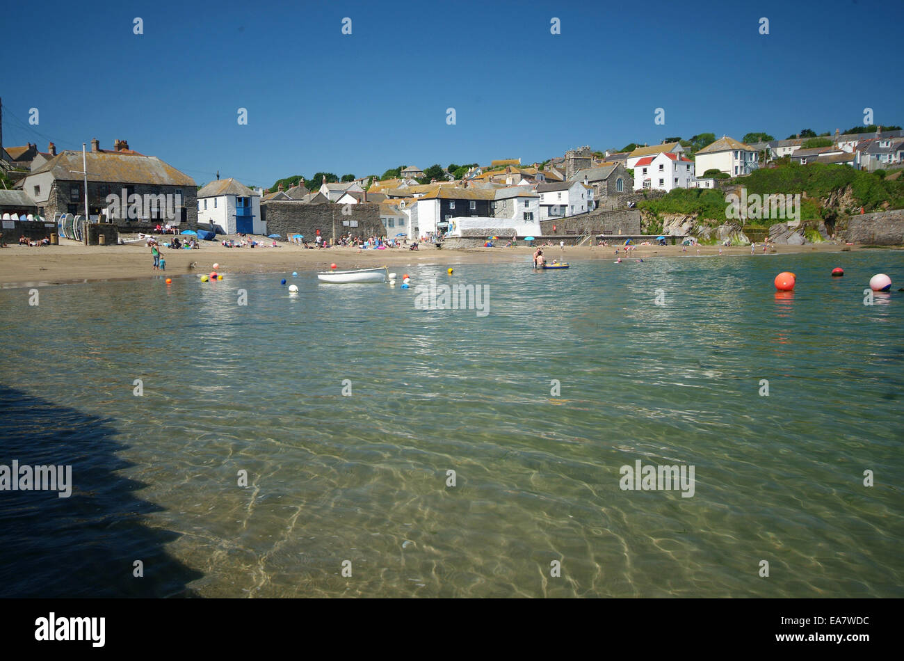Vista dal quayside guardando indietro attraverso l'acqua da gorran haven beach a marea alta su un estati soleggiate mattina Restormel metà Cor Foto Stock