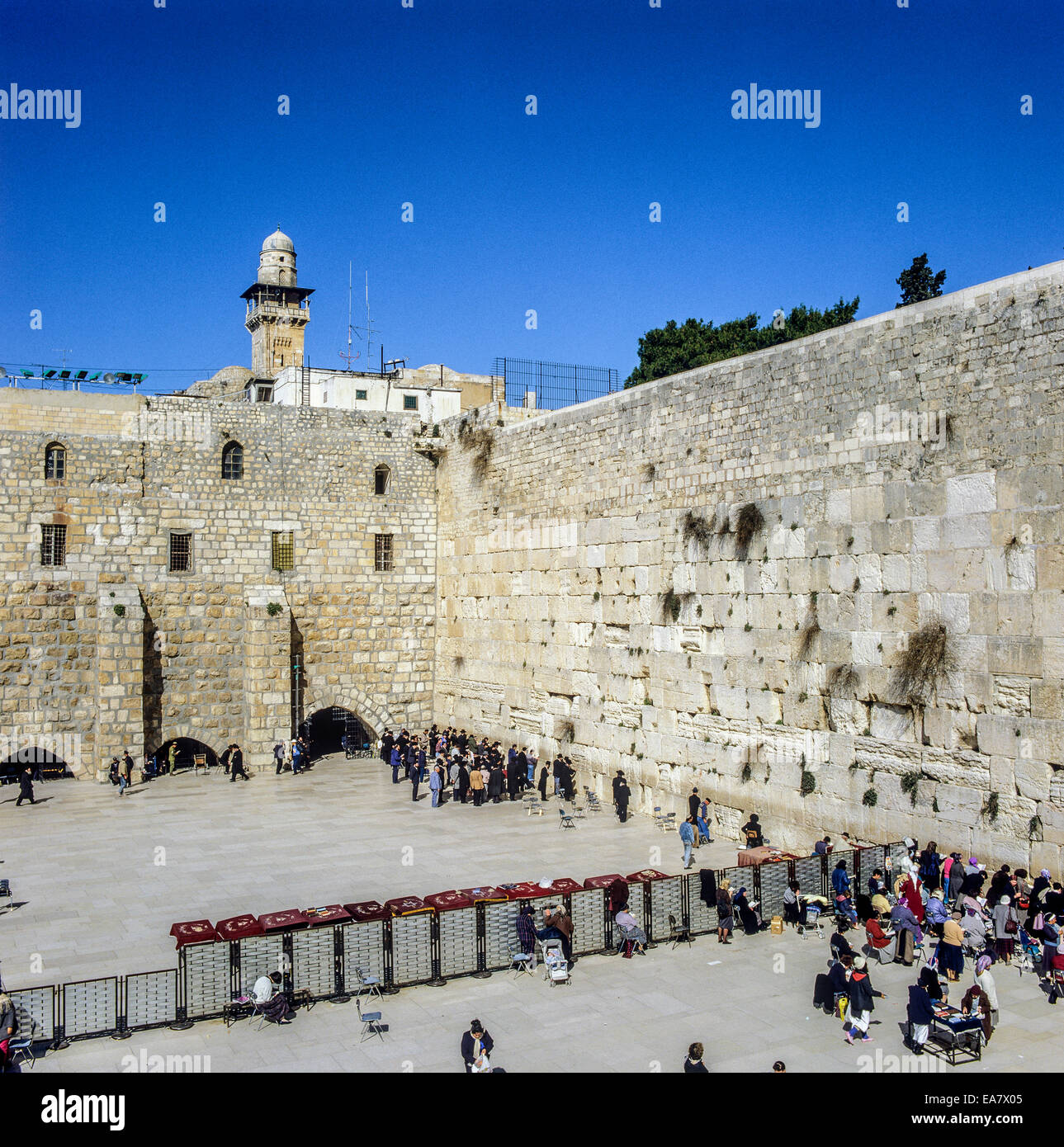 Gli ebrei in preghiera al Muro Occidentale, uomini e donne sono separati da una recinzione, Bab Al-Silsilah o Silsila minareto, Porta Catena, la città vecchia di Gerusalemme, Israele, Medio Oriente Foto Stock