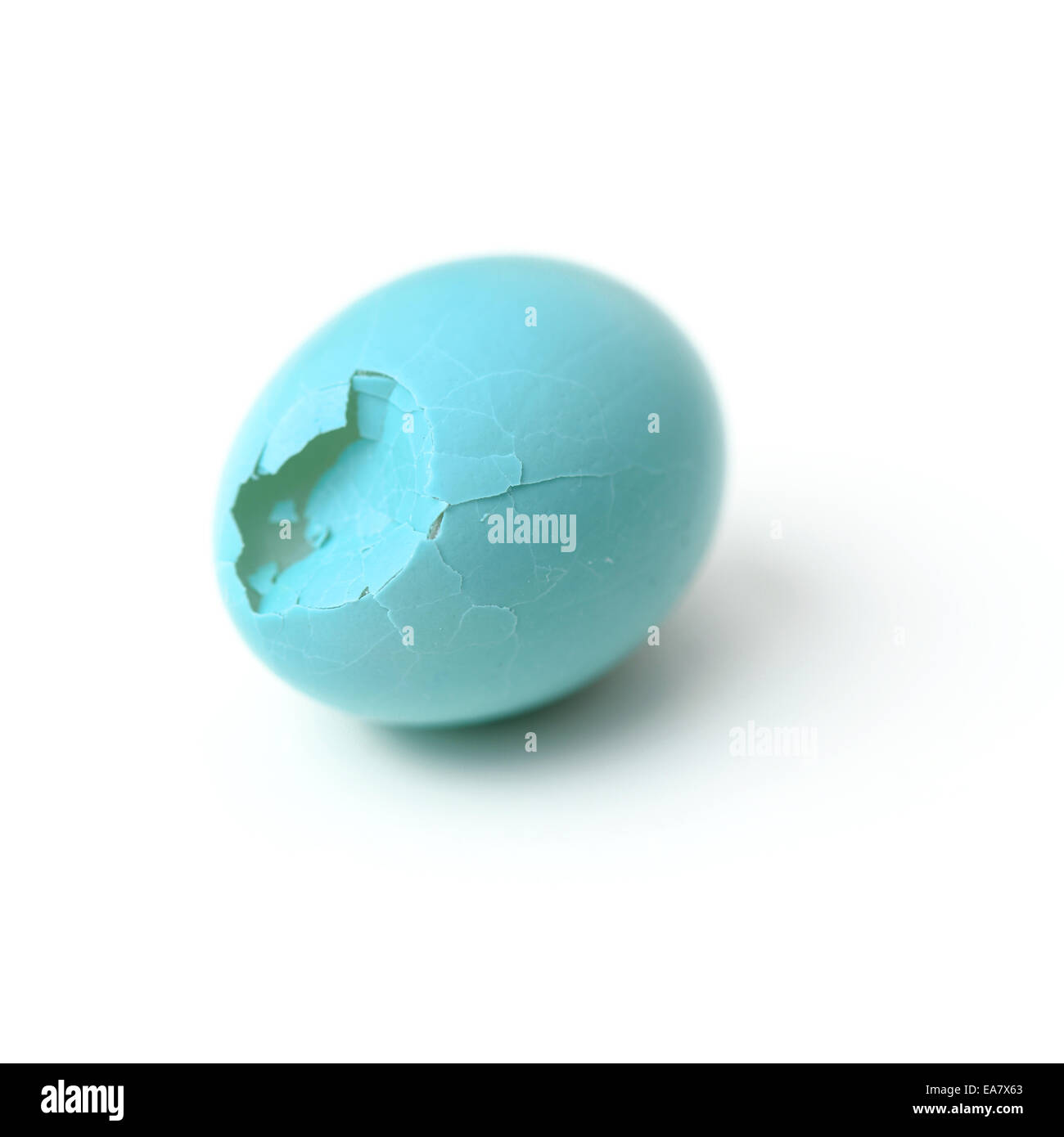 Crack uova di uccello isolato su bianco Foto Stock