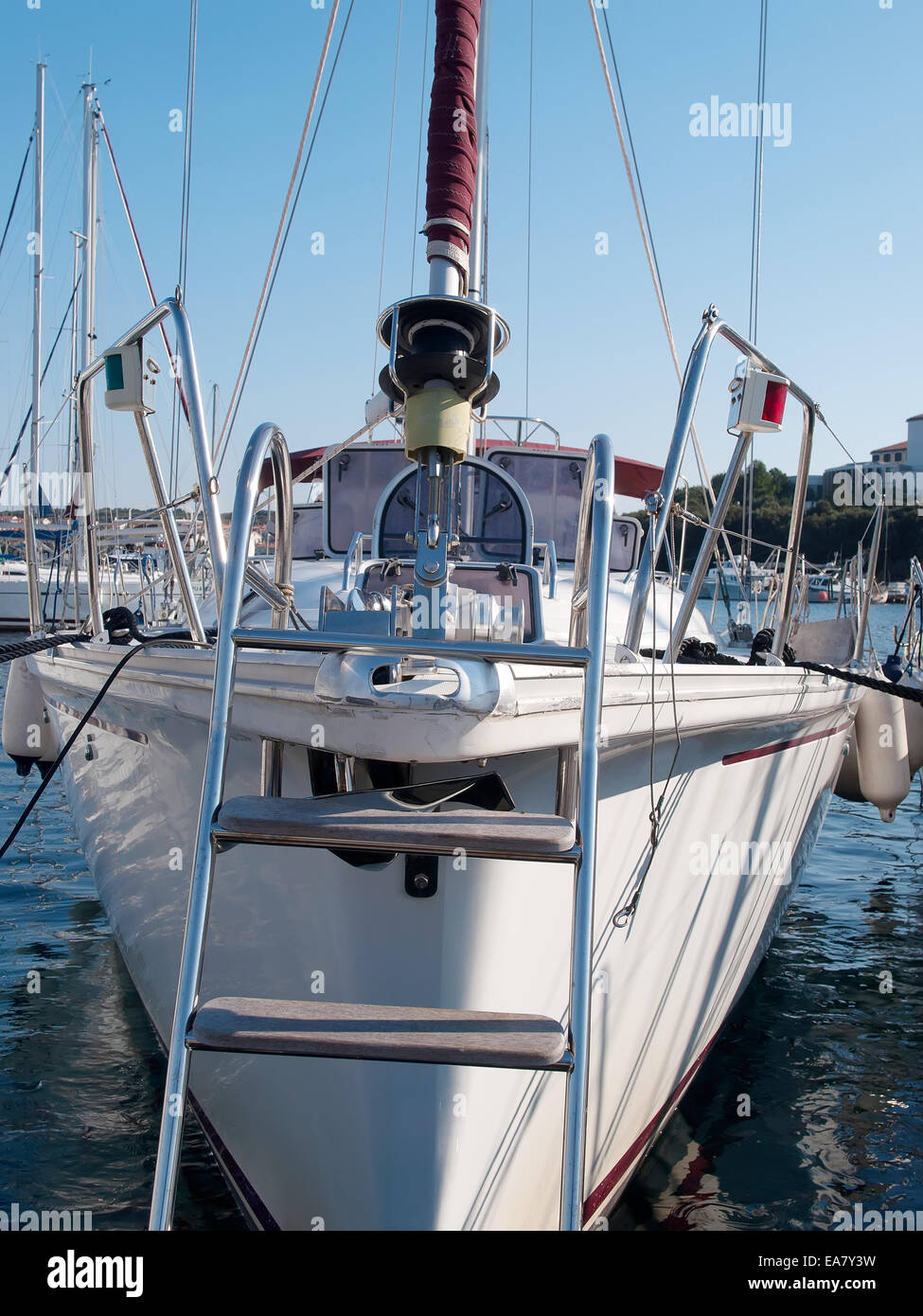 Barca a vela ancorata in un porto, vista frontale Foto Stock