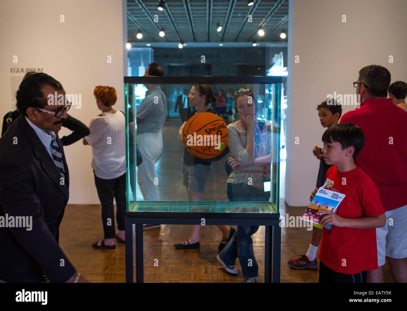 Museo vista frequentatori delle opere di Jeff Koons a sua mostra antologica visualizzato su tre piani al Whitney Museum. Foto Stock