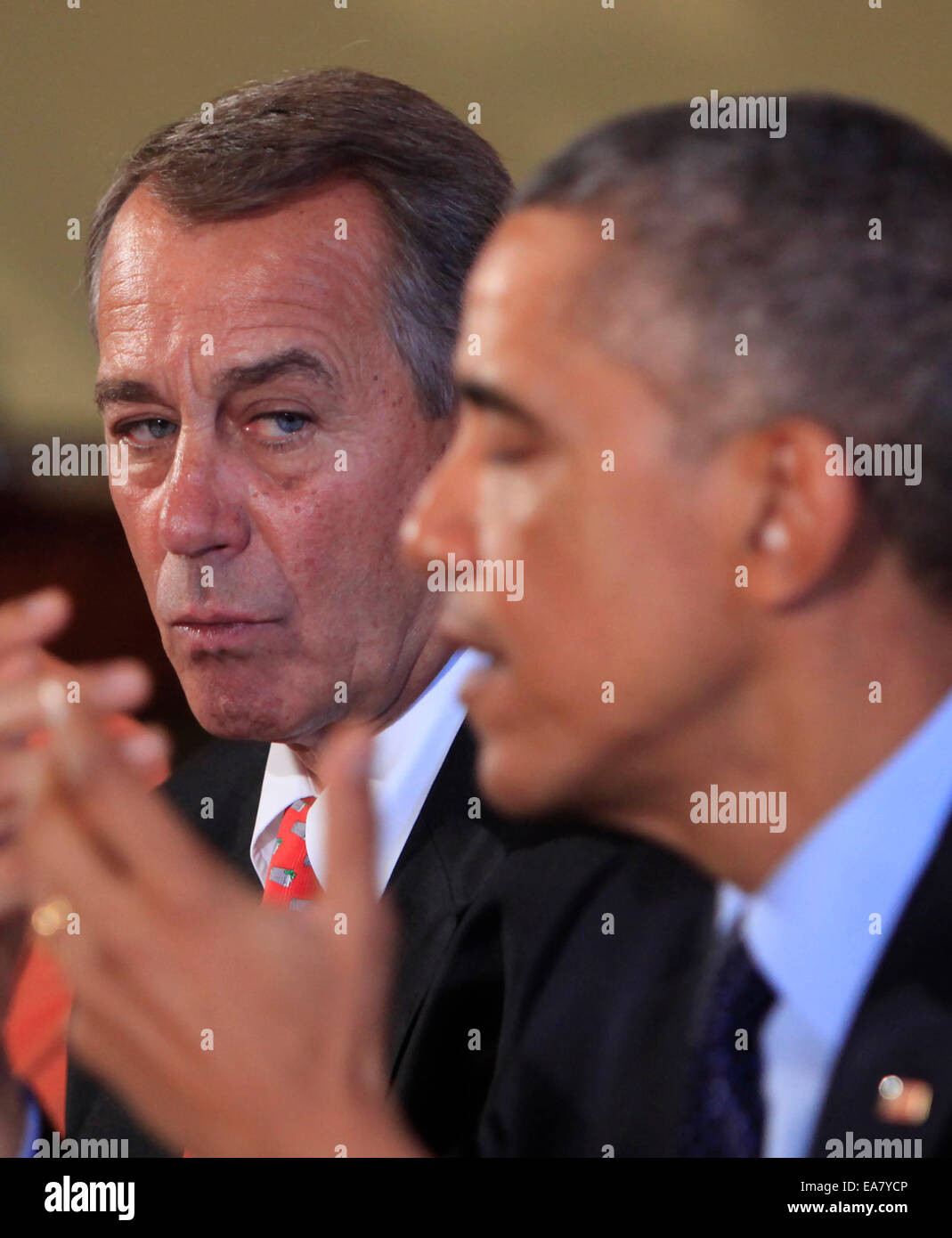 Washington, DC, Stati Uniti. 7 Nov, 2014. L'altoparlante dell'U.S. Casa John Boehner (repubblicano di Ohio), sinistra, guarda come presidente degli Stati Uniti Barack Obama fa una dichiarazione alla stampa in piscina come egli incontra bipartisian congressional leadership nella vecchia famiglia Sala da pranzo della Casa Bianca di Washington, DC il Venerdì, 7 novembre 2014. Credito: dpa picture alliance/Alamy Live News Foto Stock