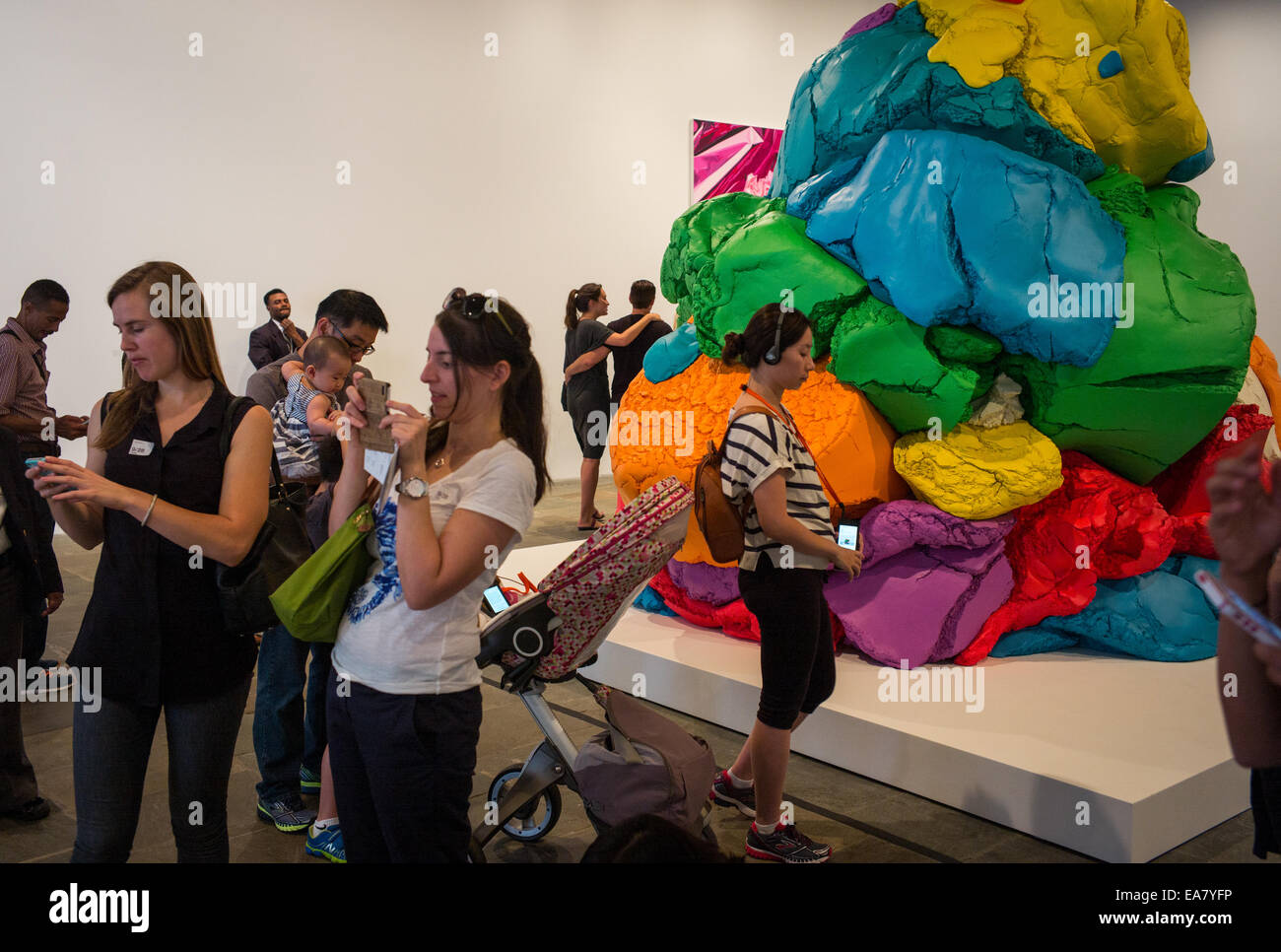 Museo vista frequentatori delle opere di Jeff Koons a sua mostra antologica visualizzato su tre piani al Whitney Museum Foto Stock