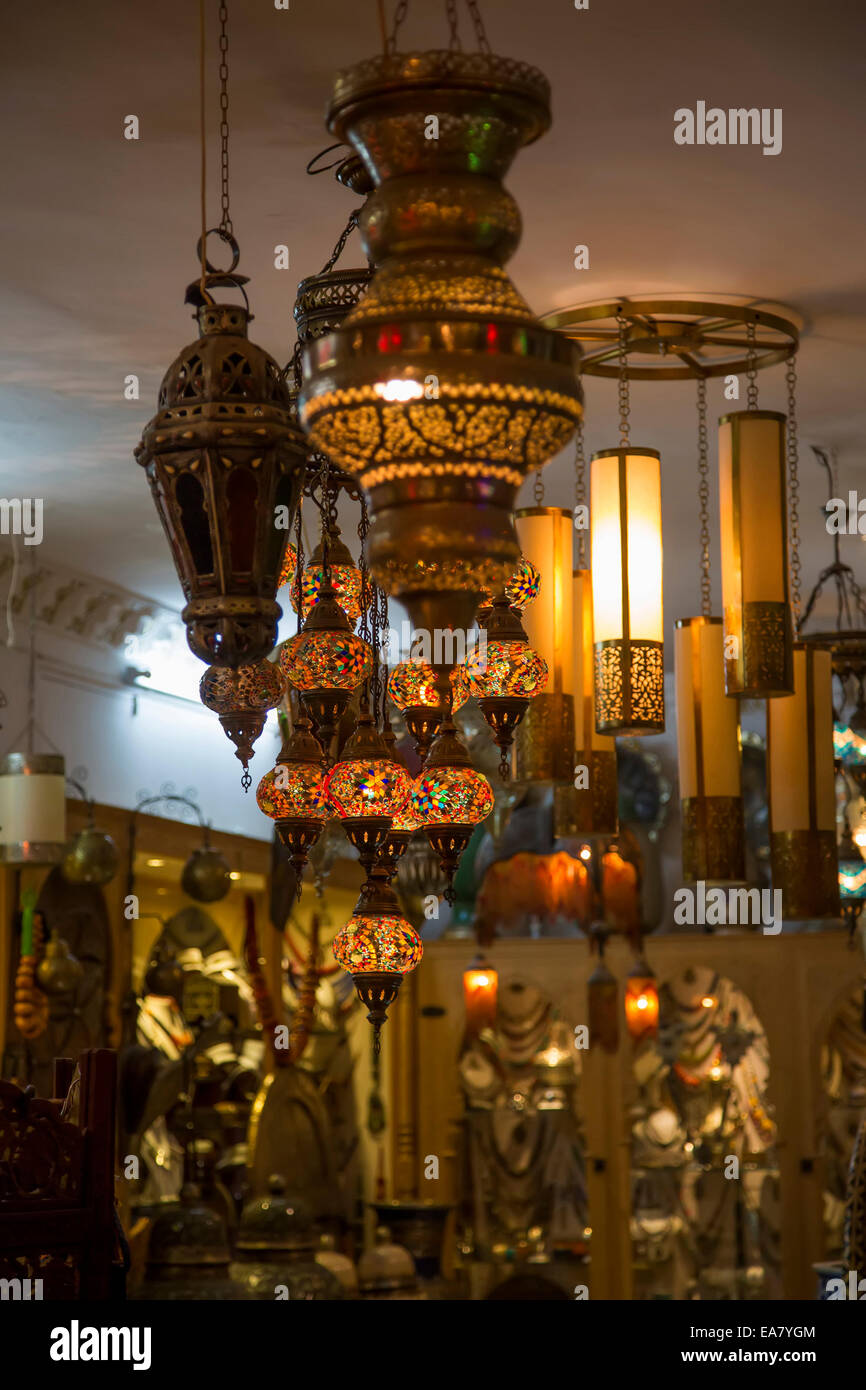 Lampade orientali sul mercato di Marrakech Foto Stock