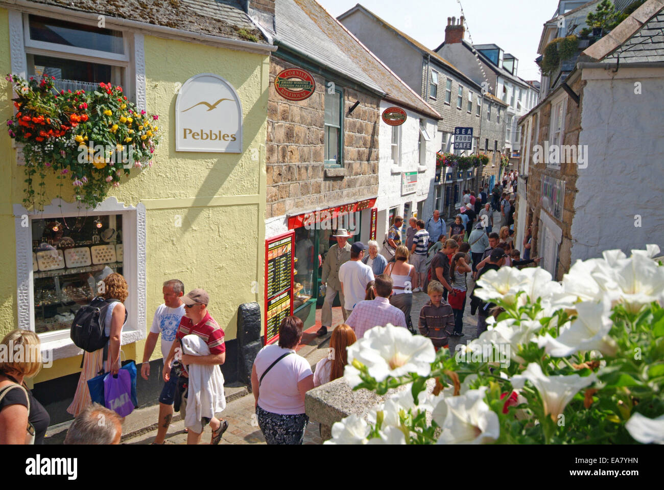 La folla di visitatori in Fore Street in un assolato pomeriggio estati St Ives Penwith West Cornwall South West England Regno Unito Foto Stock