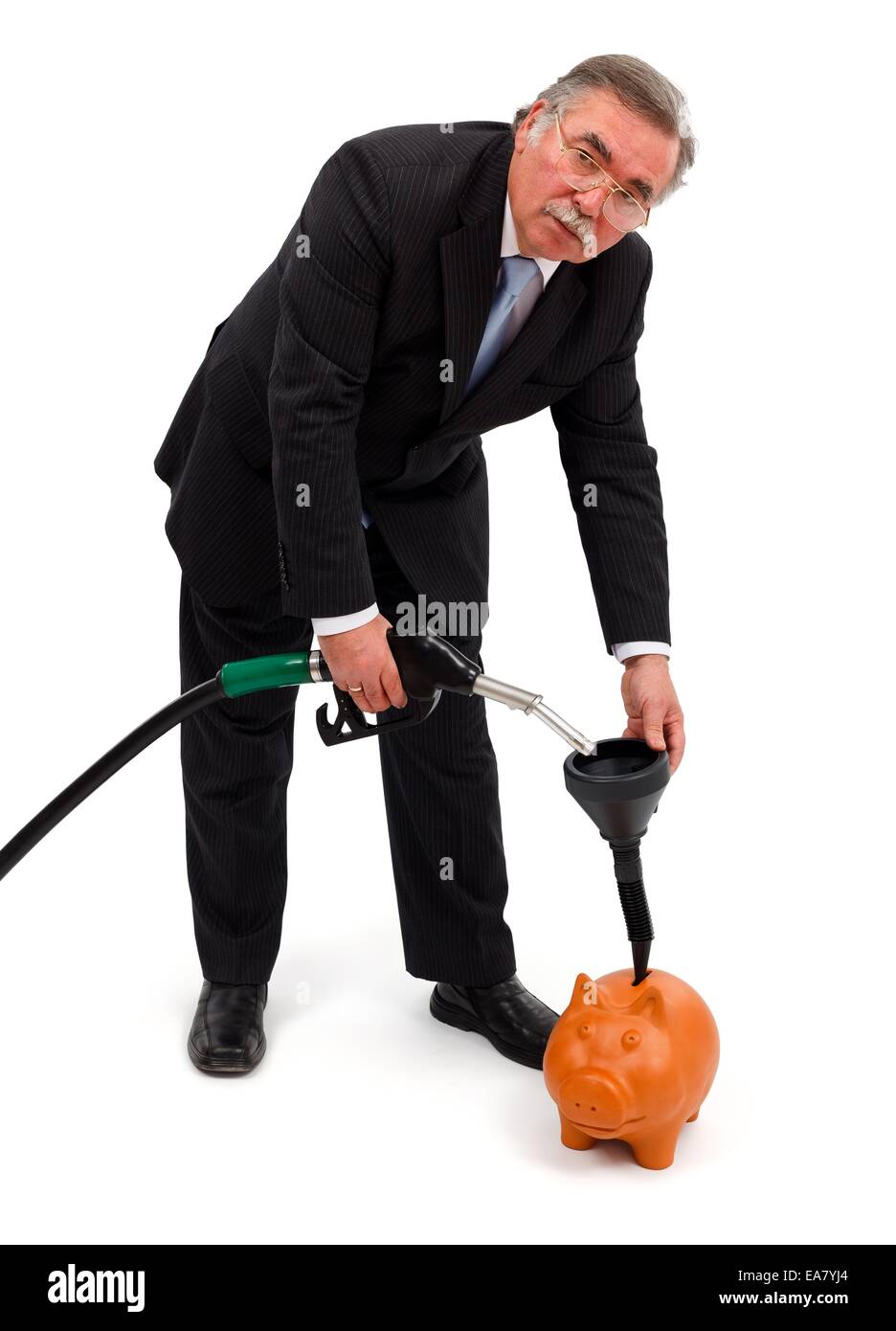 Senior business man gas di riempimento nel salvadanaio Foto Stock