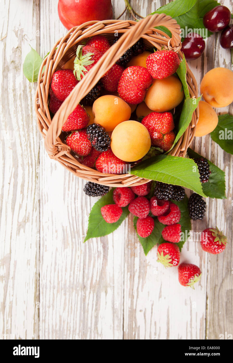 Fresca frutta raccolti nel cestello Foto Stock