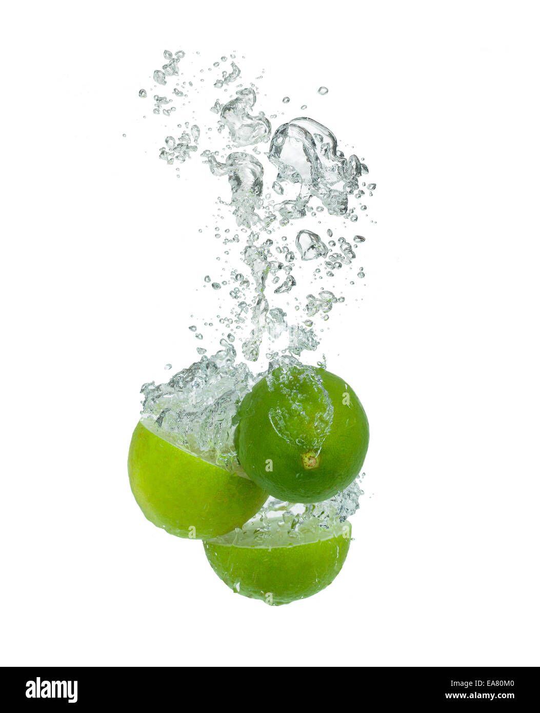 Lime fresco di cadere in acqua, isolato su sfondo bianco Foto Stock