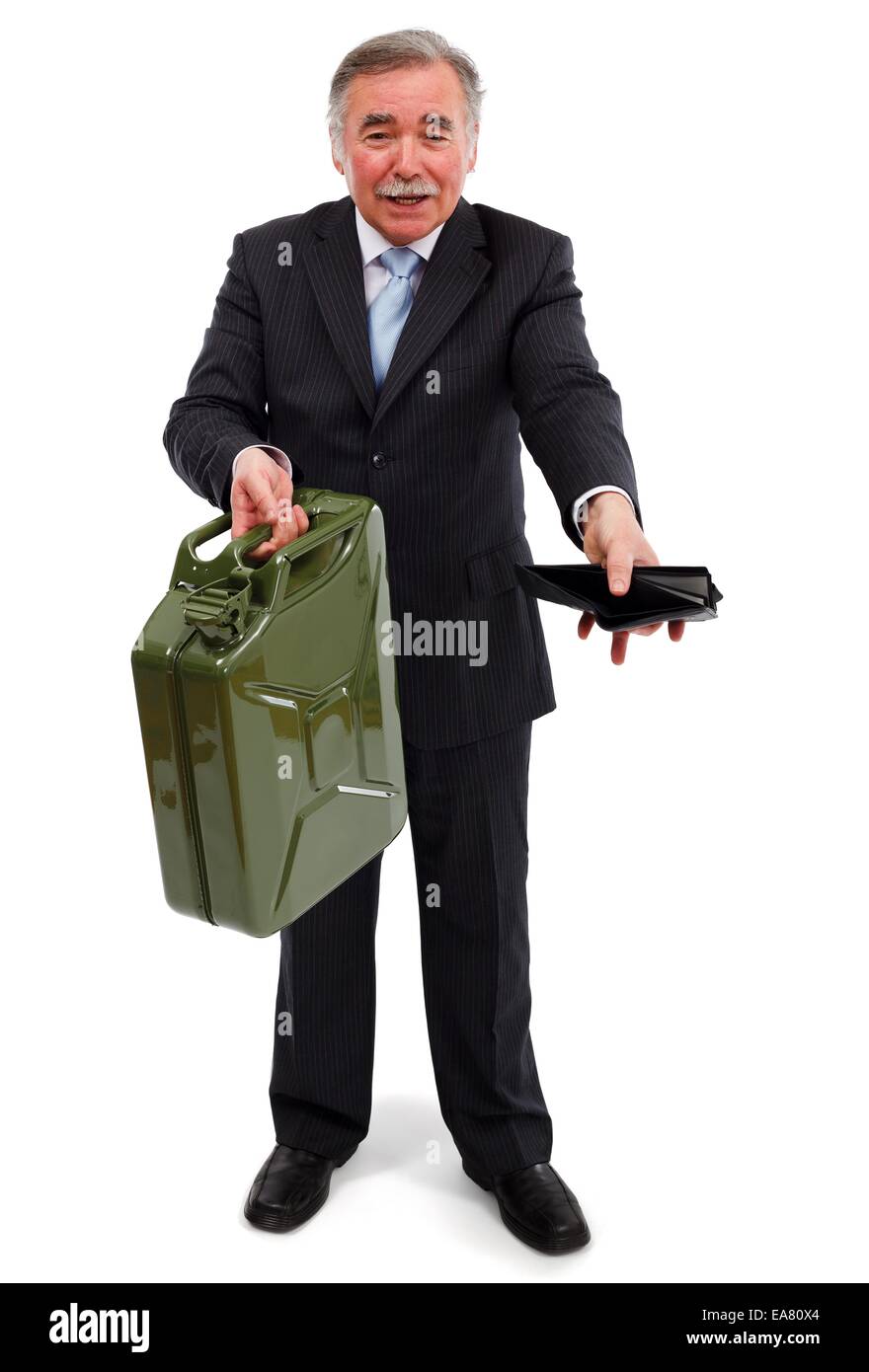 Senior business man che mostra il gas può e portafoglio vuoto. Vista metaforica di alta i prezzi della benzina Foto Stock