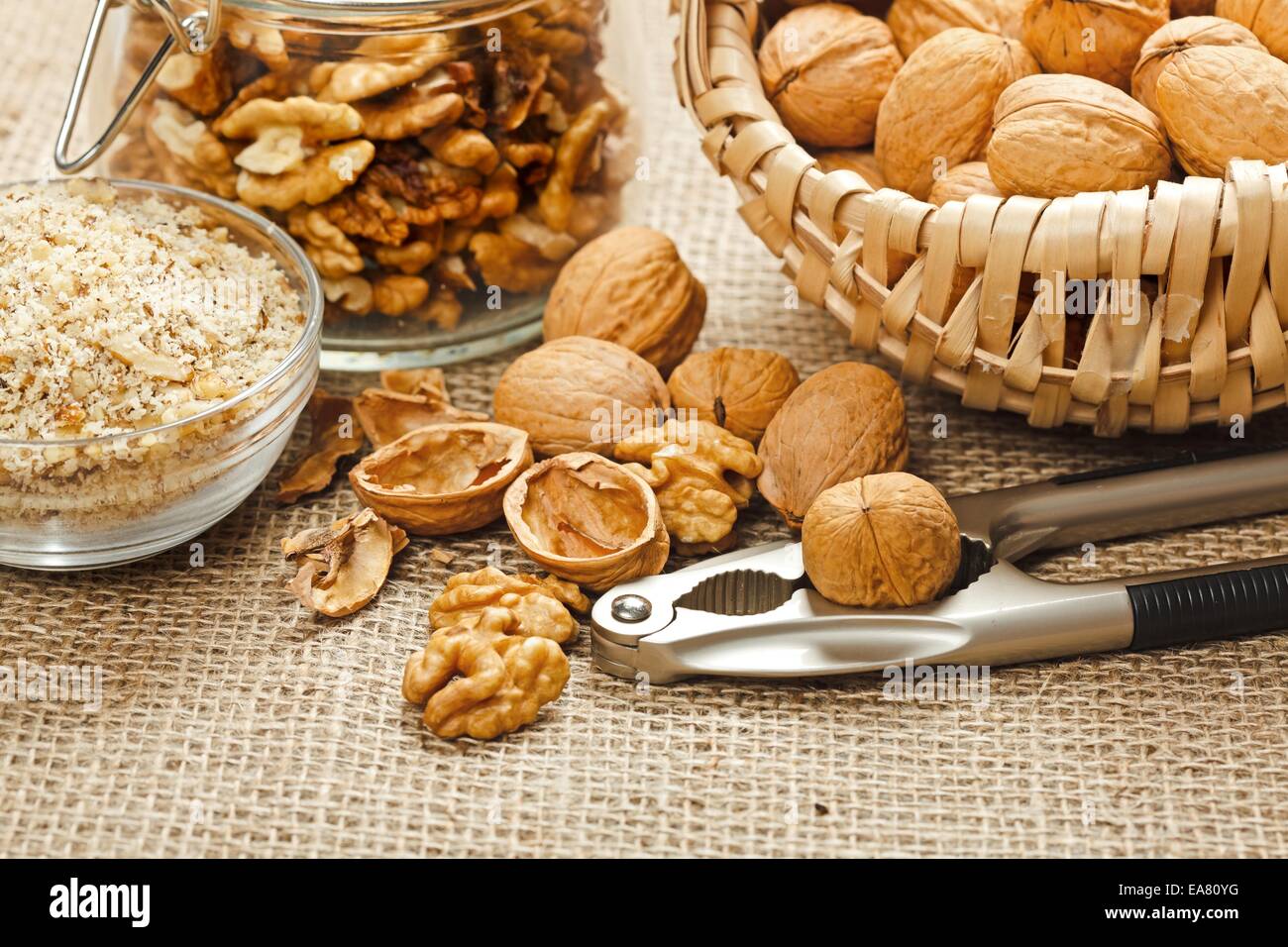 Variazioni di noce, macinate, intero, incrinato in vaso e il dado cracker Foto Stock