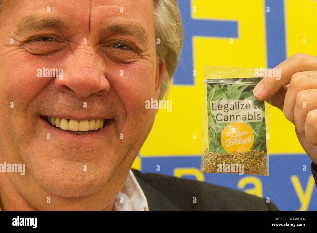 Bad Fuessing, Germania. 08 Nov, 2014. Il capo del Partito Democratico Libero (FDP) della Repubblica federale di Germania in Baviera, Albert Duin, sorregge un sacco di erbe che dice "legalizzare la cannabis' presso il Bavarian FDP Partito in Bad Fuessing, Germania, 08 novembre 2014. I partecipanti saranno in grado di decidere su una proposta di legalizzare la cannabis. La conferenza dovrebbe mettere in moto un nuovo inizio. Foto: ARMIN WEIGEL/dpa/Alamy Live News Foto Stock