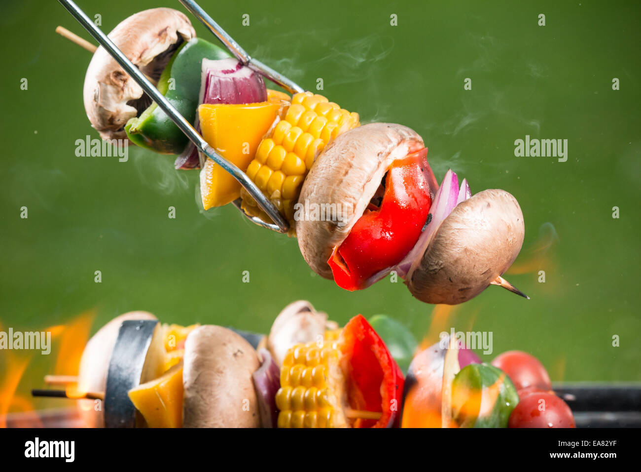 Deliziose grigliate spiedini vegetariani sui carboni ardenti Foto Stock