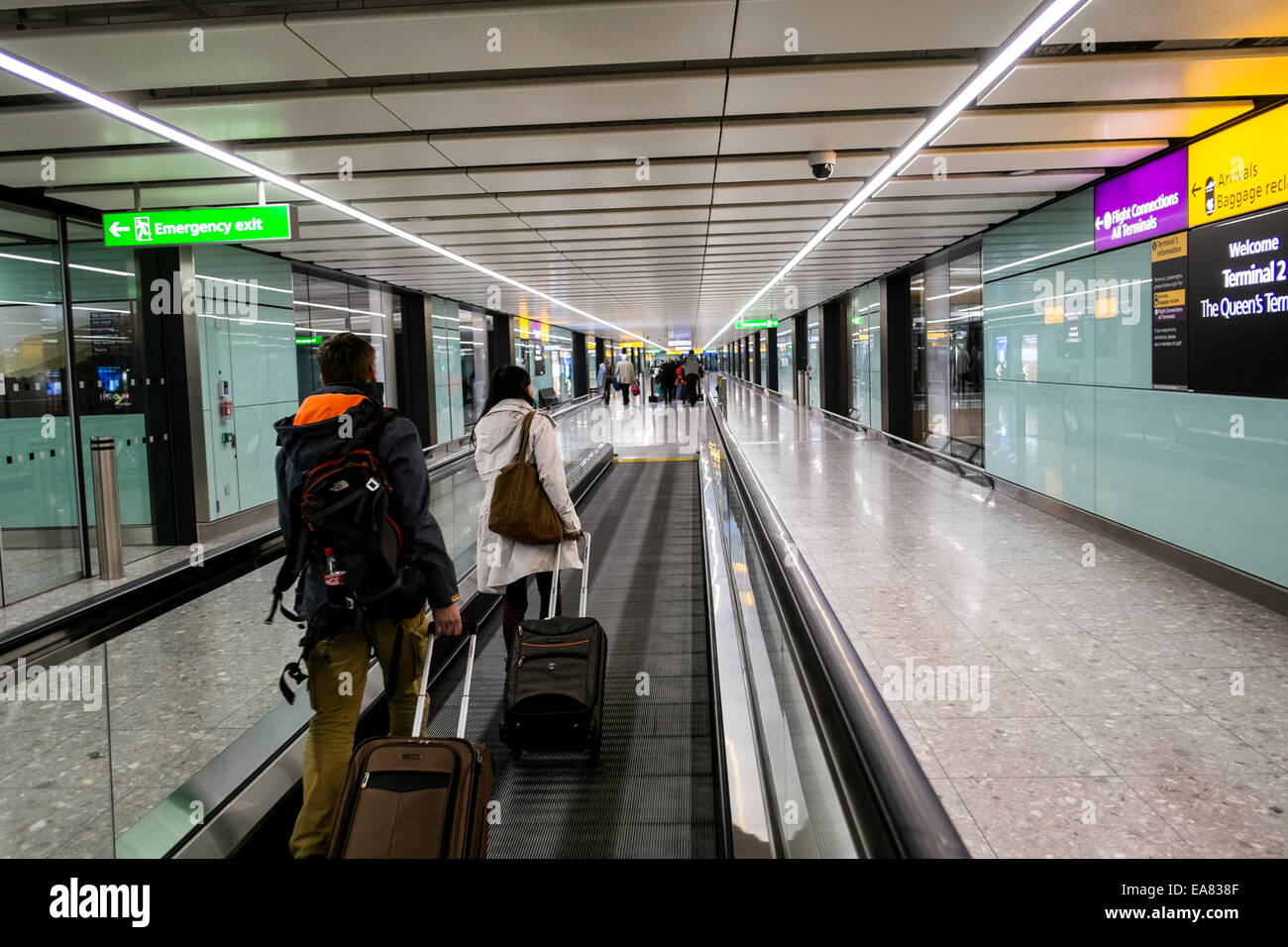 Il terminale 2, l'aeroporto di Heathrow, passeggeri dopo disimbarking, London, Regno Unito Foto Stock