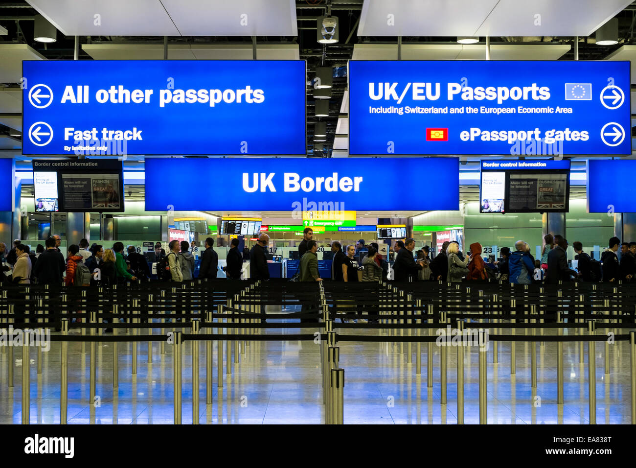 Immigrazione e il controllo dei passaporti, il morsetto 2, l'aeroporto di Heathrow, London, Regno Unito Foto Stock