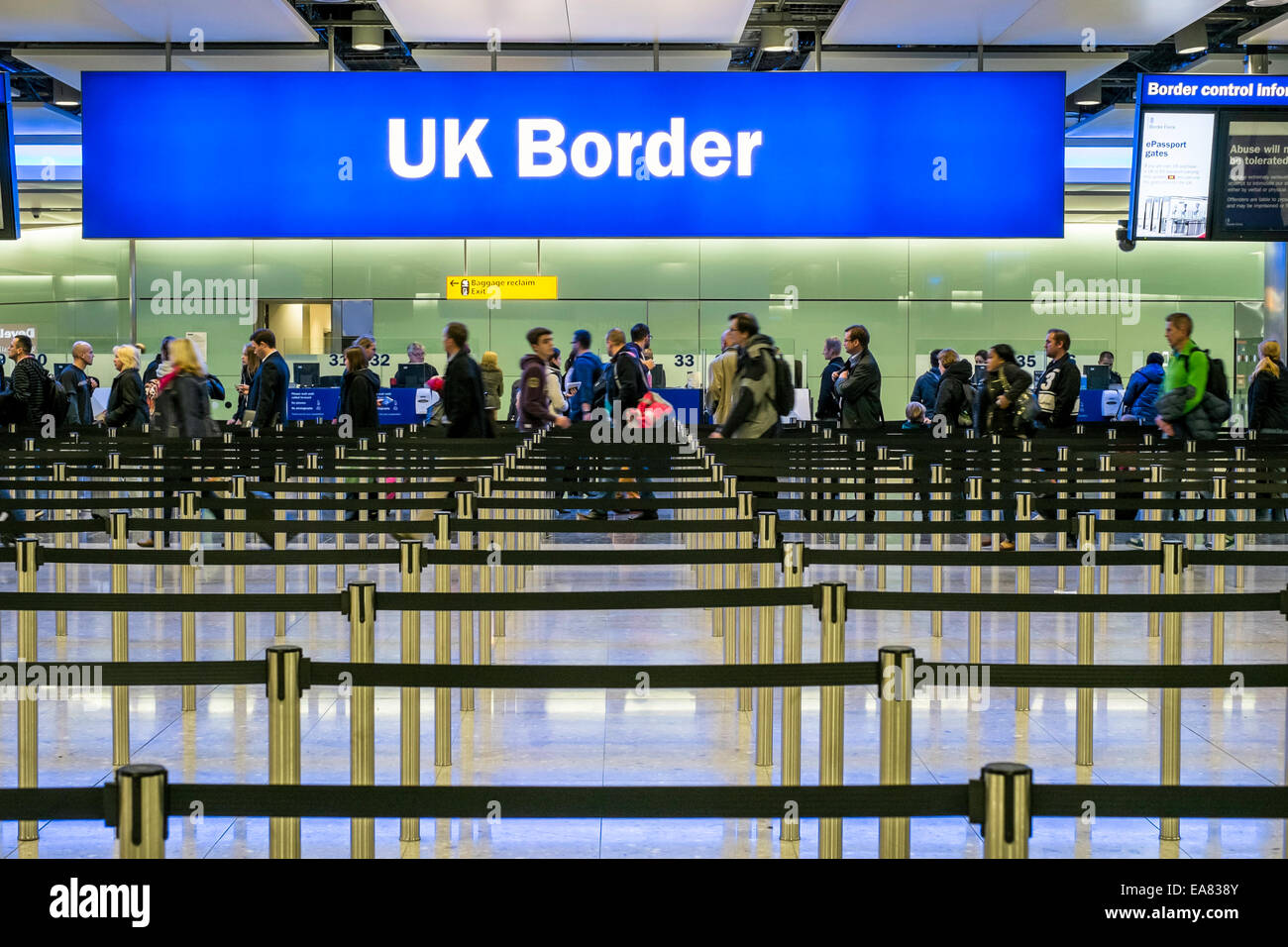 Immigrazione e il controllo dei passaporti, il morsetto 2, l'aeroporto di Heathrow, London, Regno Unito Foto Stock