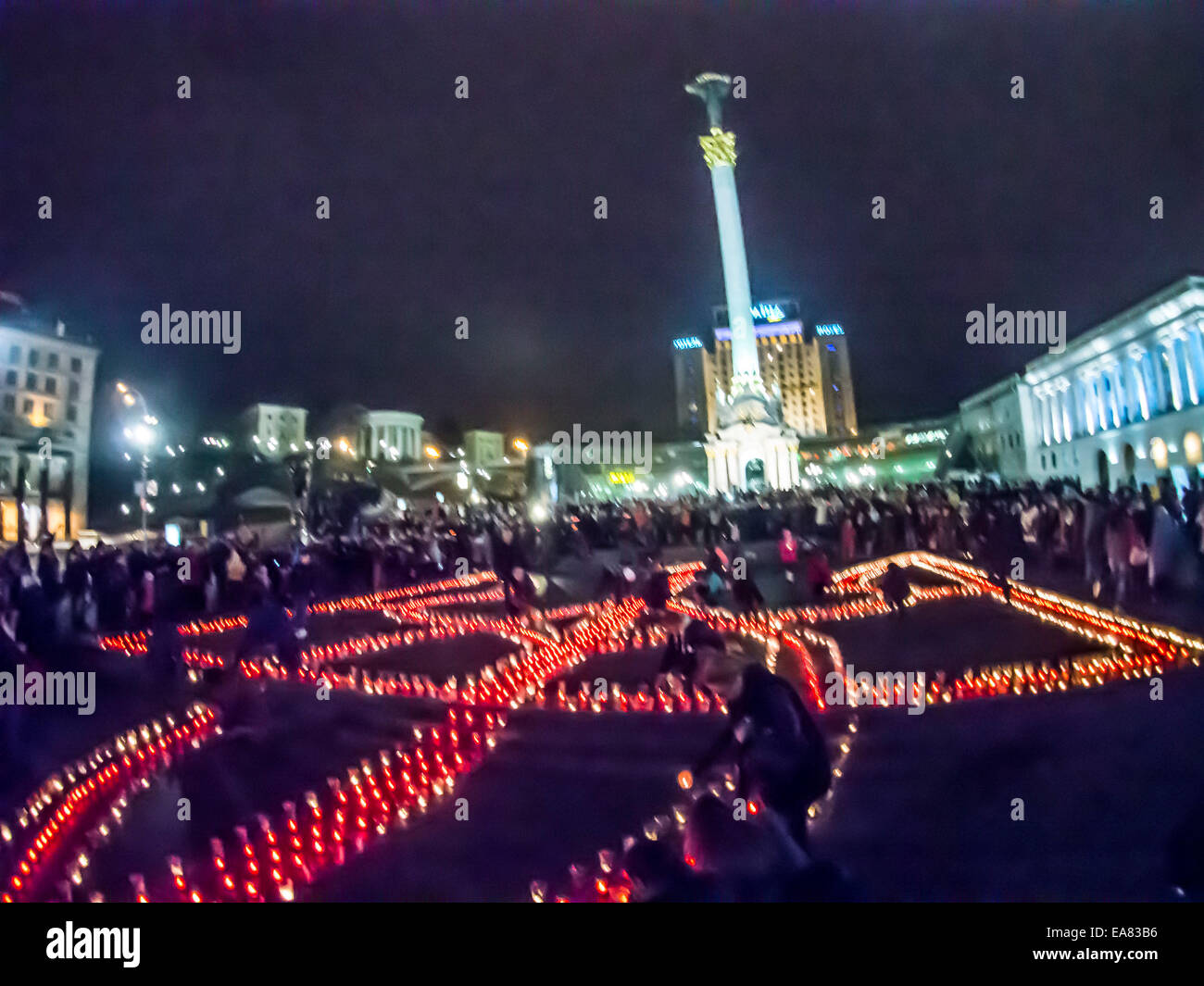 Kiev, Ucraina. 8 Novembre, 2014. A Kiev, centinaia di persone si sono radunate in Piazza Indipendenza accesa trident, foderato con candele. Insieme hanno cantato l inno nazionale dell'Ucraina, nella memoria di quelli uccisi combattenti. Questa azione oggi, 8 novembre 2014, è stato tenuto in molte città dell'Ucraina. In tutto il paese, la gente accende ceri stabiliti nelle piazze emblema dell'Ucraina come un simbolo di solidarietà con i morti e gli scontri militari e come un simbolo di ucraino hot cuori. Credito: Igor Golovnov/Alamy Live News Foto Stock