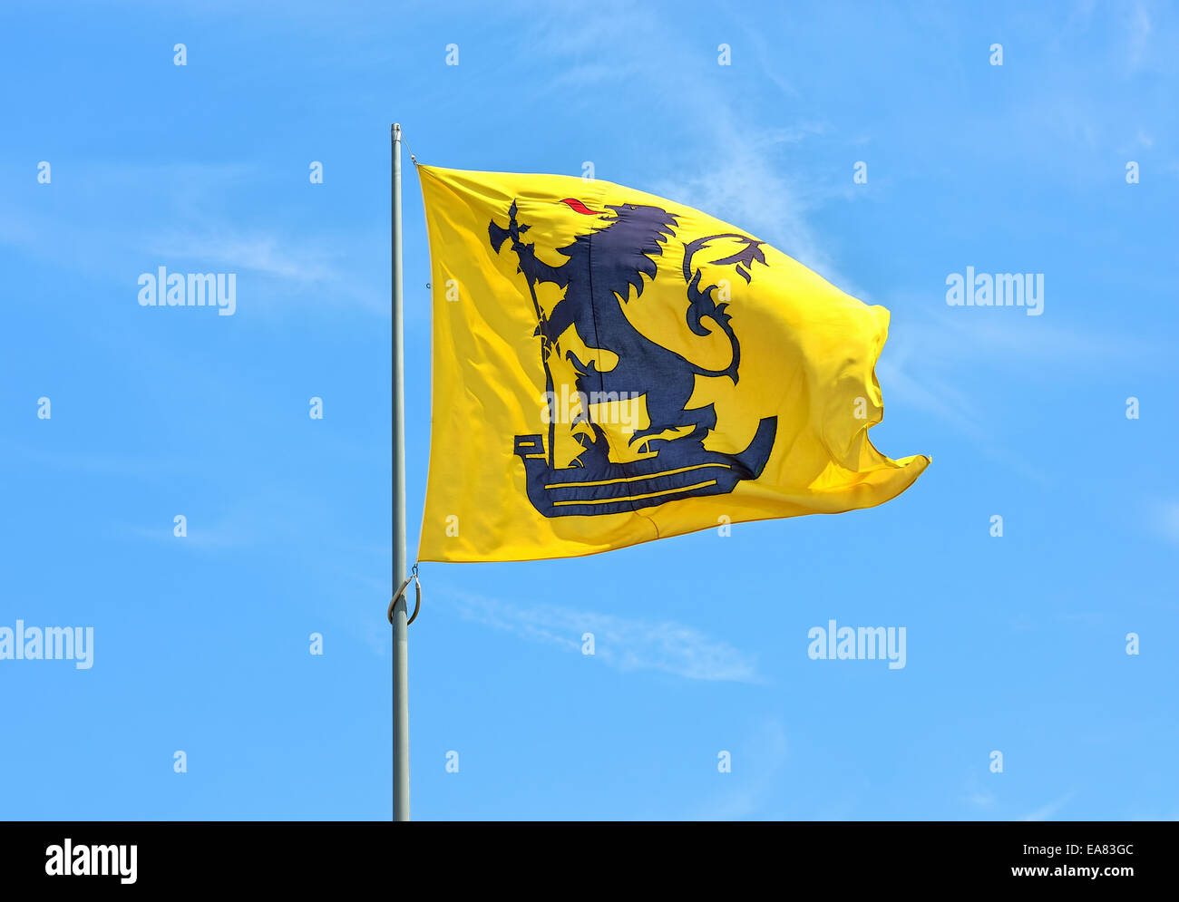 Bandiera della comune Nieuwpoort nella provincia della Fiandra occidentale, Belgio, sventolare sul vento nel giorno chiaro Foto Stock