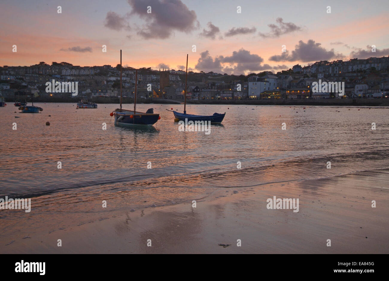 Barche in St Ives Harbour al tramonto Penwith West Cornwall South West England Regno Unito Foto Stock