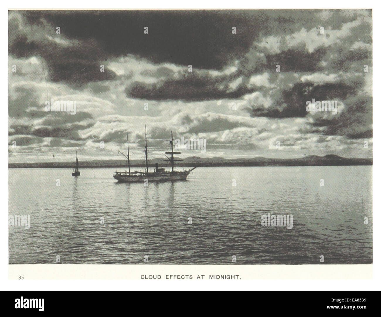 Un'illustrazione del 1899 di Hitchcock che mostra formazioni nuvolose ed effetti a mezzanotte, catturando la bellezza atmosferica del cielo notturno. Foto Stock