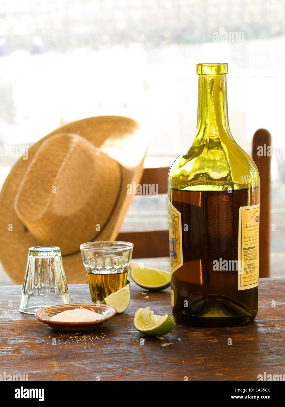 Bottiglia e bicchiere di Tequila Foto Stock