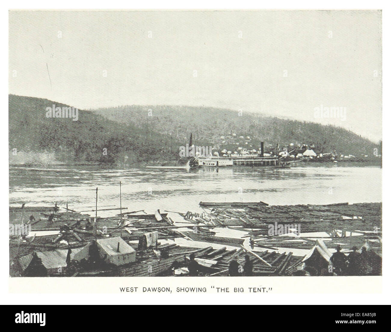 Questa illustrazione del 1899 raffigura West Dawson, un luogo nel territorio dello Yukon del Canada, evidenziando l'insediamento durante la fine del XIX secolo. Foto Stock