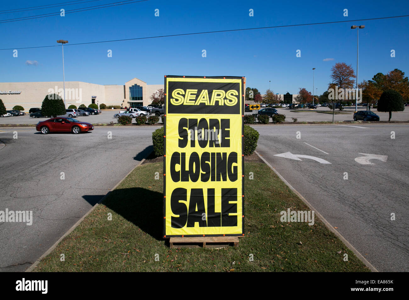 Un Sears retail store con un 'Store chiusura di vendita " banner a Chesapeake, Virginia il 7 novembre 2014. Sears Holdings, Inc., la società madre di Sears e Kmart negozi è attualmente in fase di chiusura verso l'alto di 100 posizioni di entrambi i marchi. Foto Stock