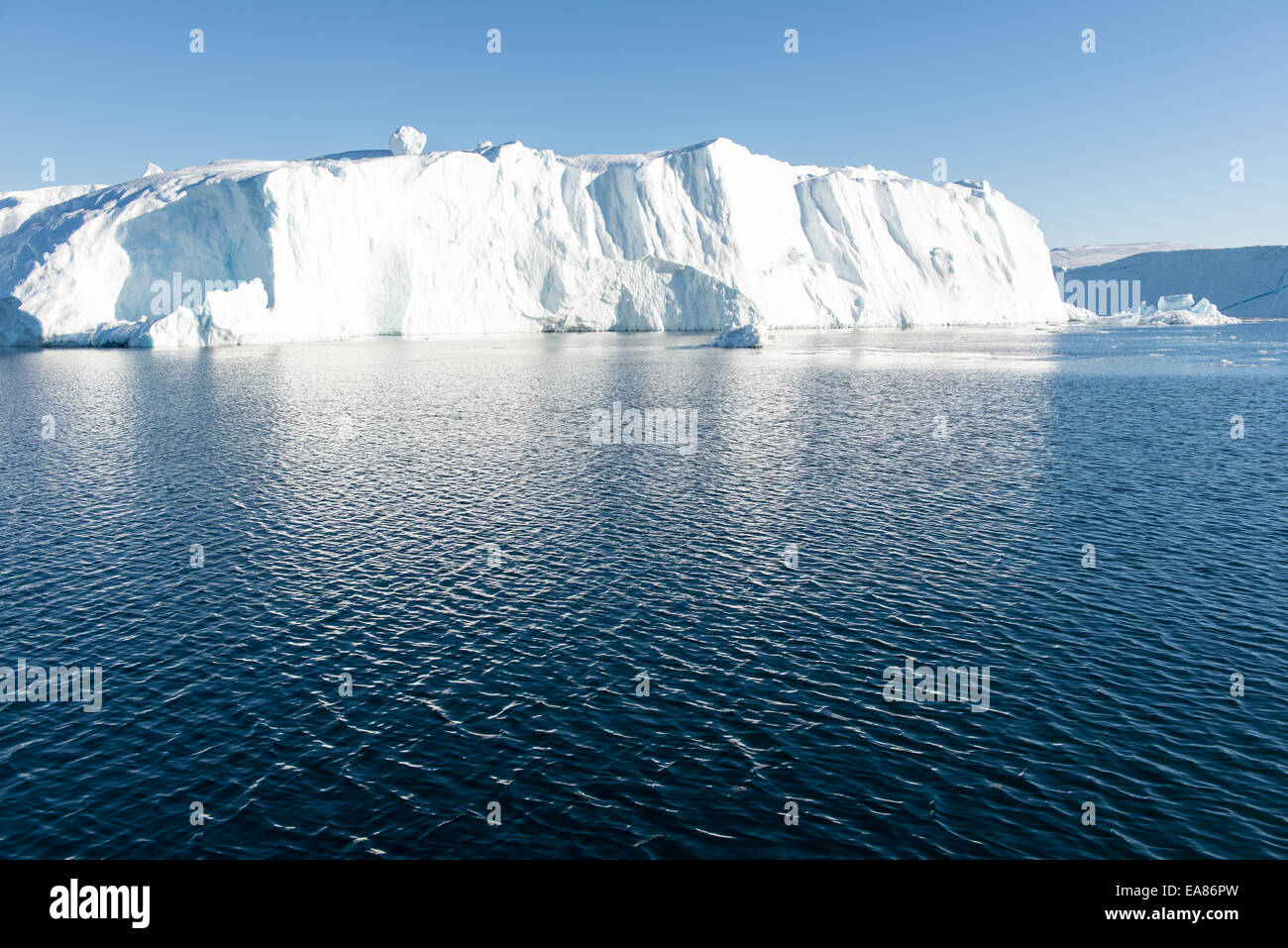 Bella iceberg nella baia di Disko Groenlandia intorno a Ilulissat con cielo blu Foto Stock
