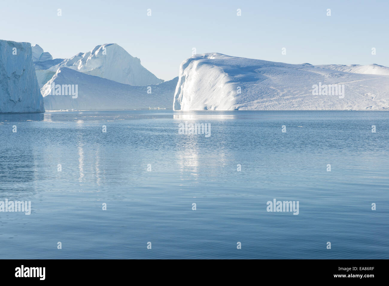 Bella iceberg nella baia di Disko Groenlandia intorno a Ilulissat con cielo blu Foto Stock
