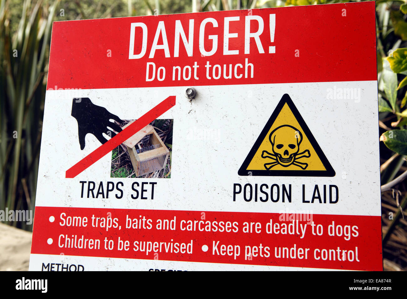 Sign in Nuova Zelanda Foresta di avvertimento di trappole e set di veleno per i parassiti nella protezione dei nativi di specie di uccelli Foto Stock