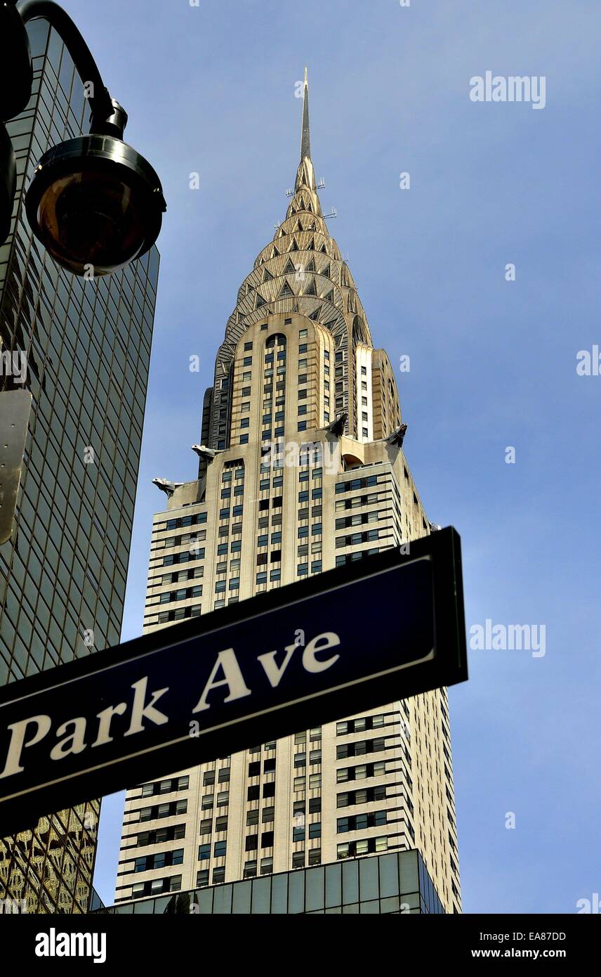 NYC: Park Avenue street segno e il 1931 Chrysler Building, un capolavoro di art deco sulla East 42th Street Foto Stock