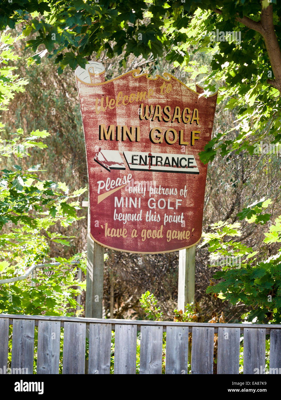 Weathered vecchio Mini Golf segno. Un segno sbiadito per Wasaga mini golf entrata. Wasaga Beach, Ontario, Canada Foto Stock