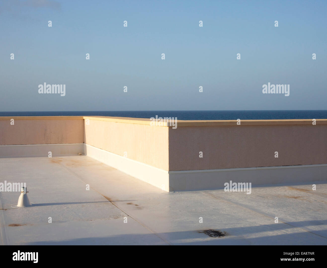 Il tetto del hotel che si affaccia su dei Caraibi Foto Stock