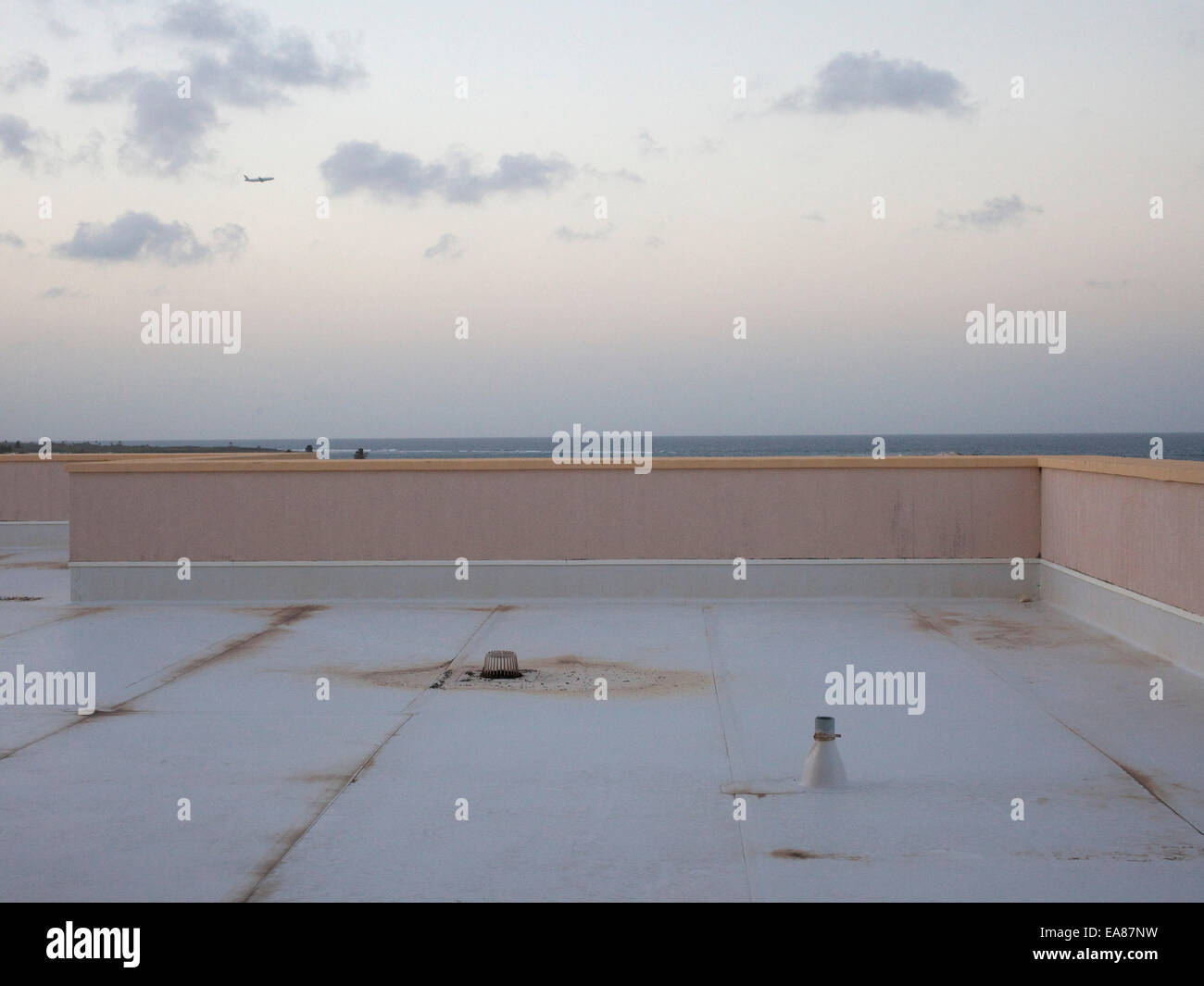 Piano di decollare passato dell'hotel vista tetto e l'oceano dei Caraibi Foto Stock