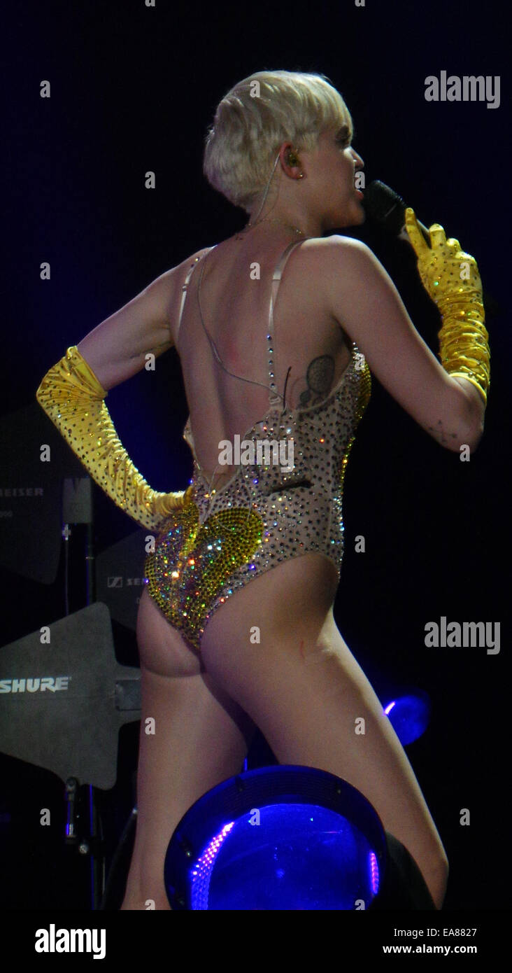 Miley Cyrus apre il suo tour Bangerz con alcuni drammi come ella diventa intrappolato in costume e ha anche la mamma Tish sul palco per aiutare. Dotato di: Miley Cyrus dove: Londra, Regno Unito quando: 06 Maggio 2014 Foto Stock