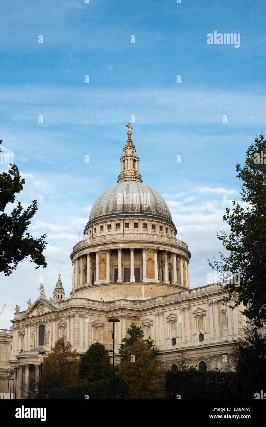 St Paul's Cathedral Dome Londra Inghilterra // LONDRA, Inghilterra — la caratteristica cupola della Cattedrale di St Paul si erge in modo prominente contro un cielo prevalentemente blu a Londra. Progettata da Sir Christopher Wren e completata nel 1710, la cupola della cattedrale rimane uno degli elementi più riconoscibili dello skyline di Londra. Con un'altezza di 365 piedi (111 metri), è stato l'edificio più alto di Londra fino al 1962. La cattedrale funge da chiesa madre della diocesi di Londra e ha ospitato numerosi eventi significativi, tra cui il funerale di Sir Winston Churchill e il matrimonio del principe Carlo e Lady Diana Foto Stock