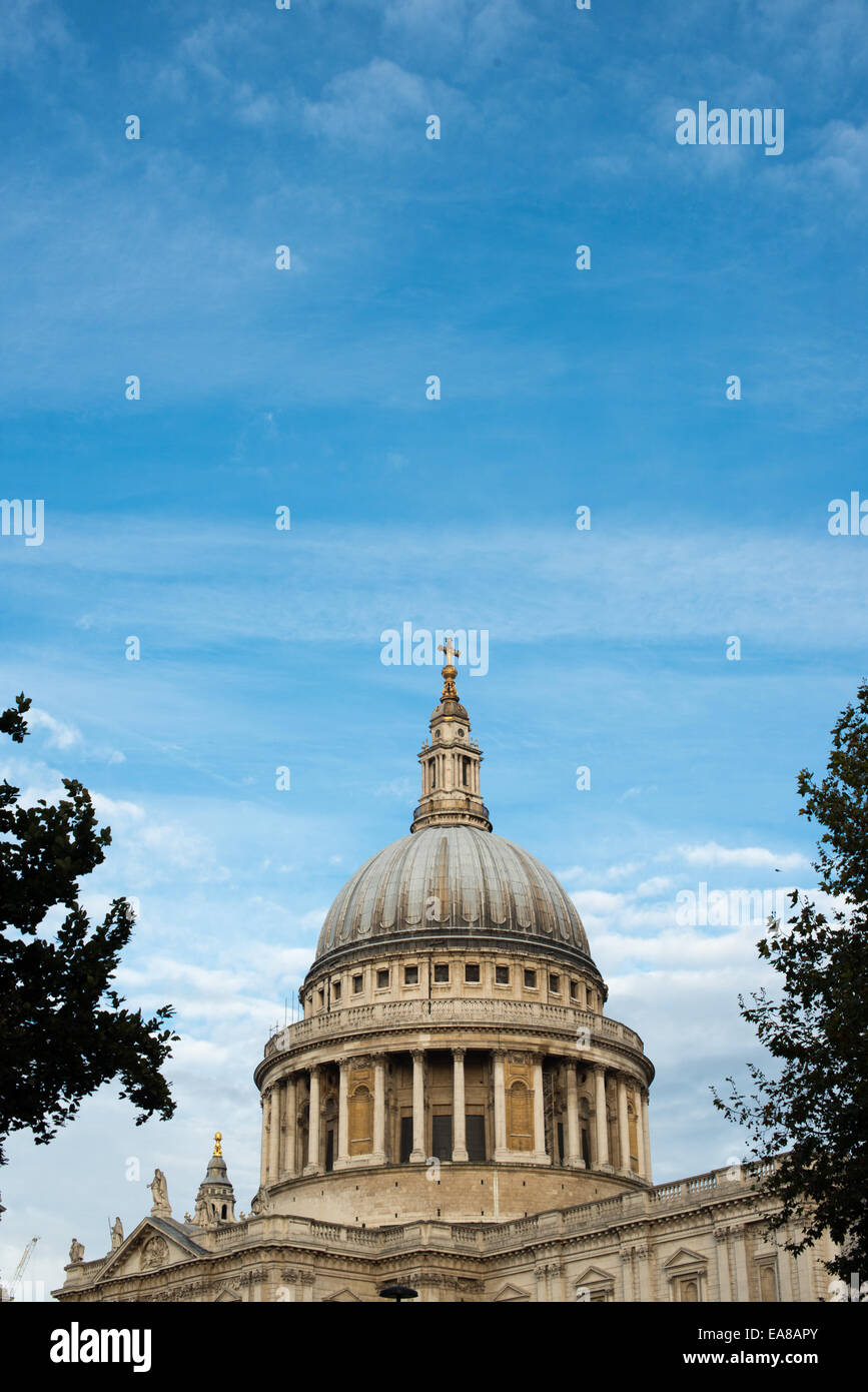 St Paul's Cathedral Dome Londra Inghilterra // LONDRA, Inghilterra — la caratteristica cupola della Cattedrale di St Paul si erge in modo prominente contro un cielo prevalentemente blu a Londra. Progettata da Sir Christopher Wren e completata nel 1710, la cupola della cattedrale rimane uno degli elementi più riconoscibili dello skyline di Londra. Con un'altezza di 365 piedi (111 metri), è stato l'edificio più alto di Londra fino al 1962. La cattedrale funge da chiesa madre della diocesi di Londra e ha ospitato numerosi eventi significativi, tra cui il funerale di Sir Winston Churchill e il matrimonio del principe Carlo e Lady Diana Foto Stock