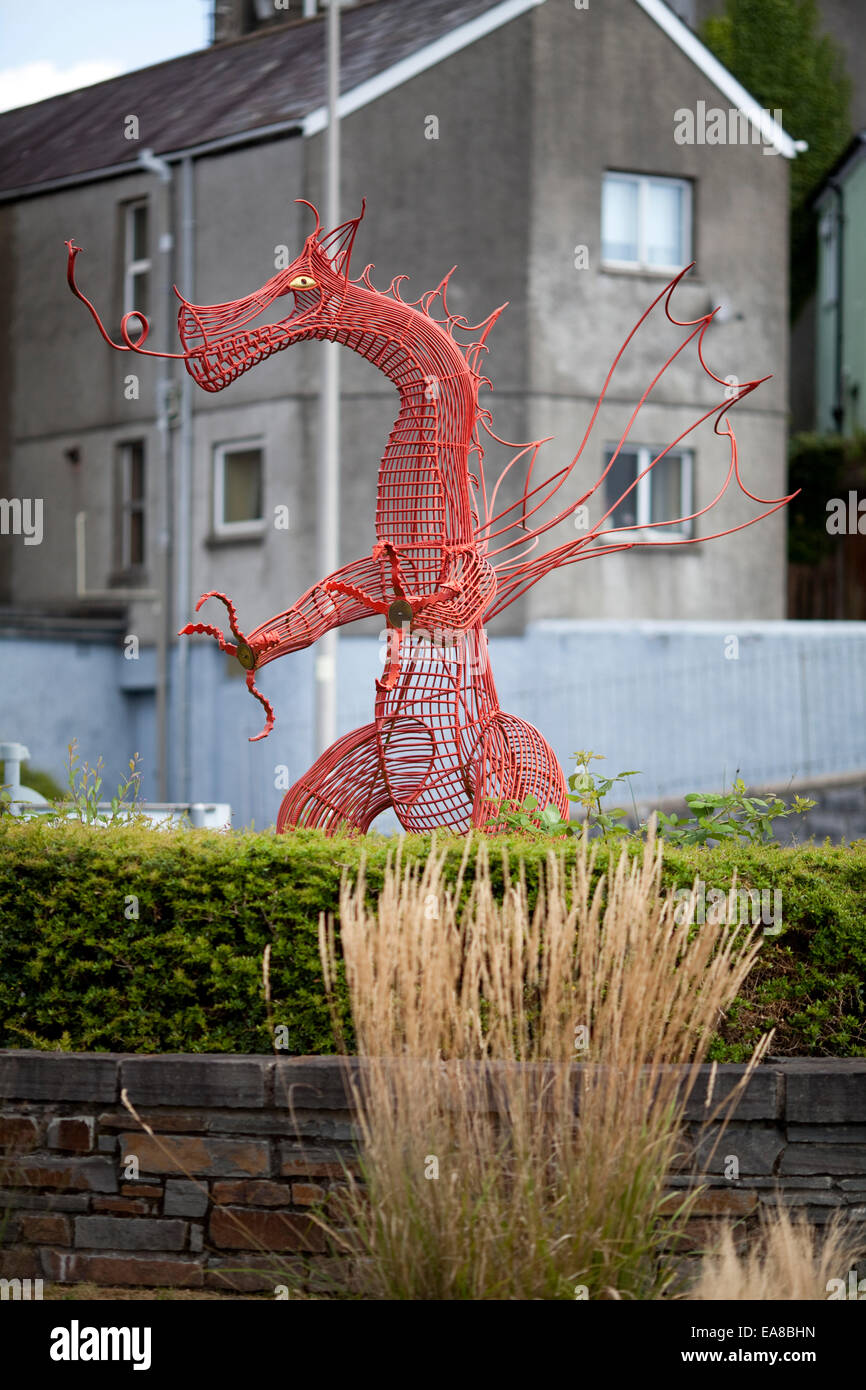 Foto verticale di big red metal dragon scultura a Carmarthen, Carmarthenshire, South West Wales. Foto Stock
