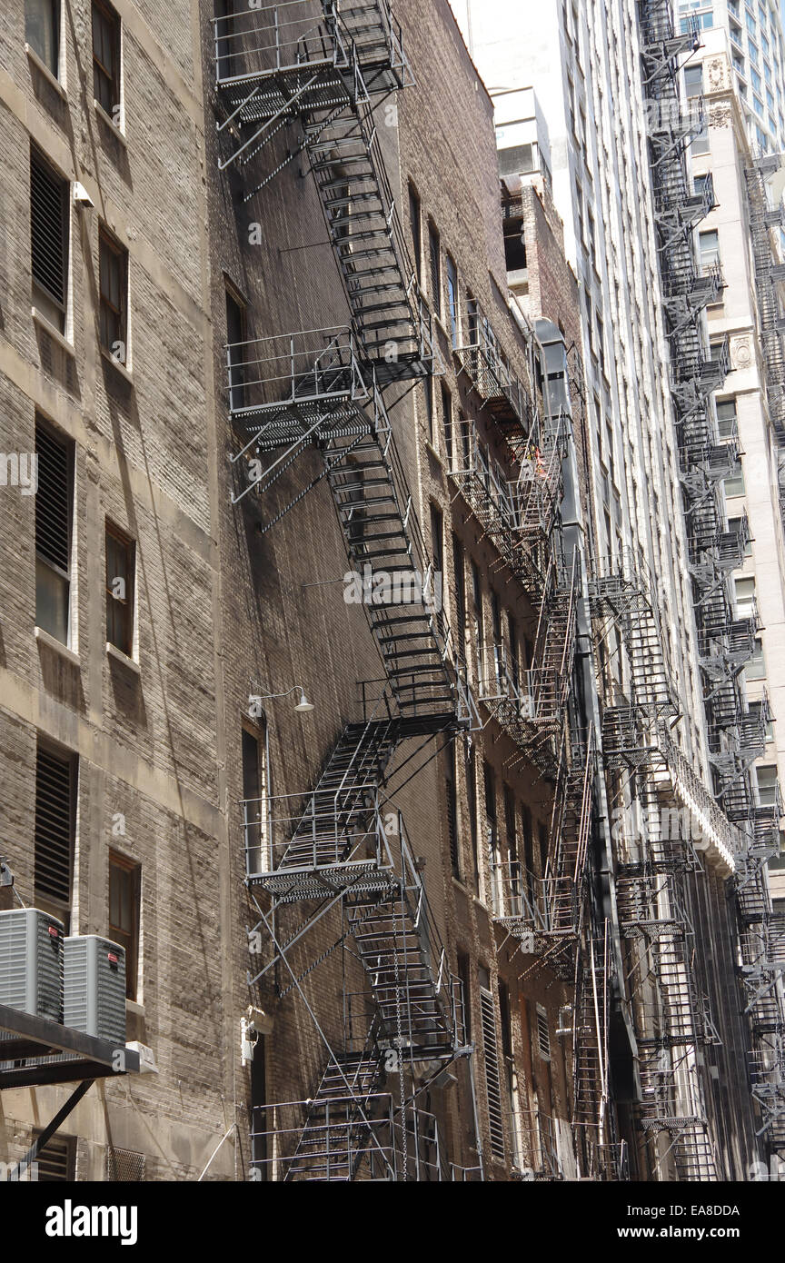 Paesaggio urbano - old scale antincendio sul retro dei vecchi edifici alti Foto Stock