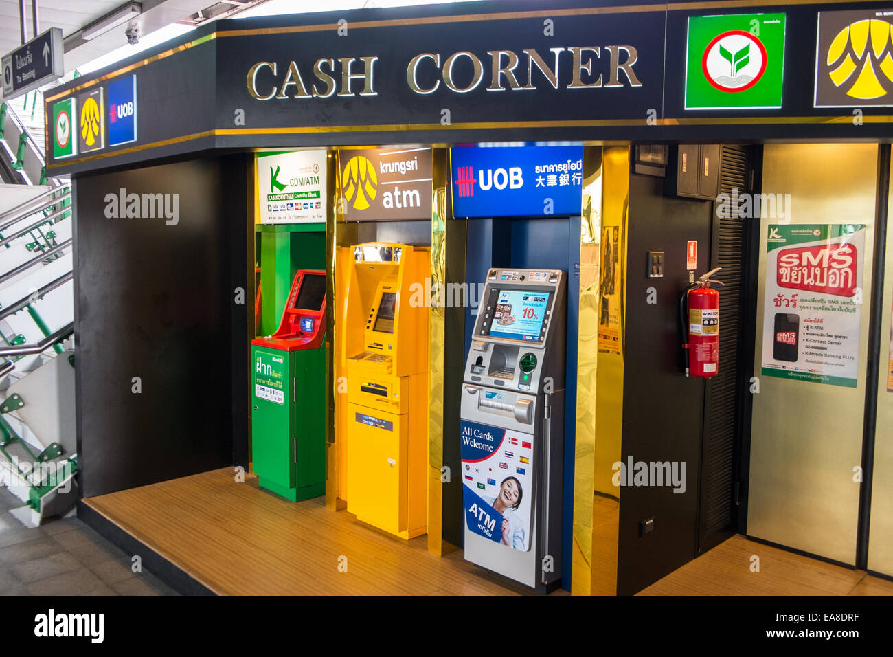 Angolo di cassa,automatic teller machine ATM Bancomat. Una selezione di banca locale accesso al denaro,Siam Square,Bangkok, Tailandia Foto Stock