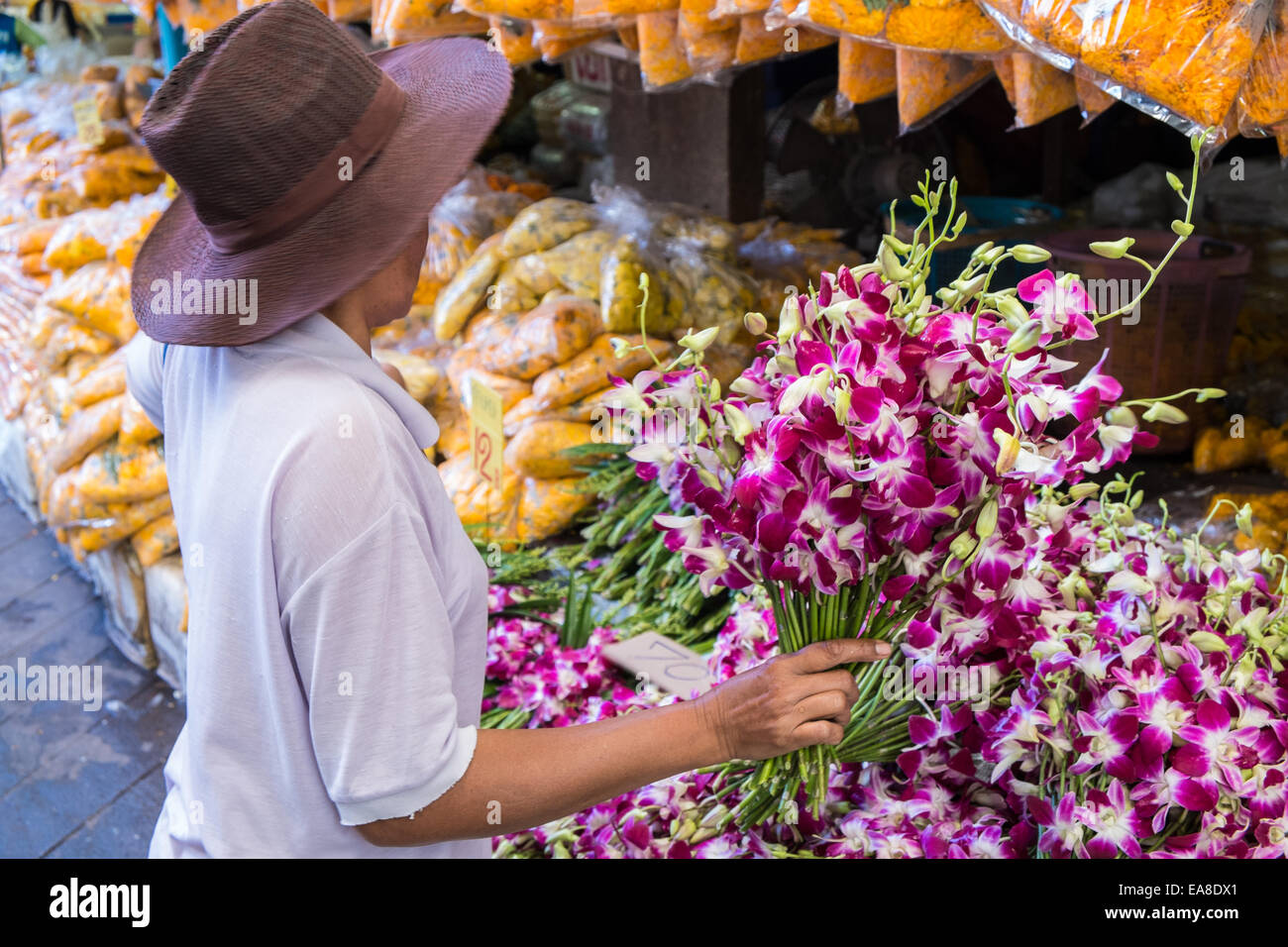 La vendita di fiori colorati a Pak Klong Talad,Talat il mercato dei fiori,Chinatown, Bangkok, Tailandia, Asia. Foto Stock
